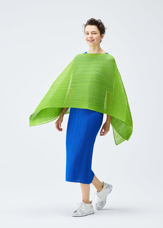 A model wears the PLEATS PLEASE ISSEY MIYAKE MADAME T AUGUST stole.