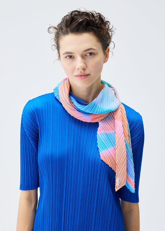 A model wears the PLEATS PLEASE ISSEY MIYAKE GROOVE SCARF stole.