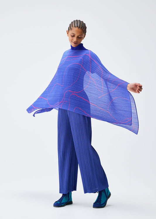 A model wears the PLEATS PLEASE ISSEY MIYAKE PAUSE MADAME T stole.