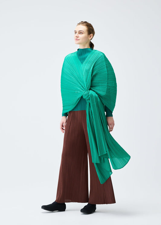 A model wears the PLEATS PLEASE ISSEY MIYAKE MADAME T NOVEMBER stole.