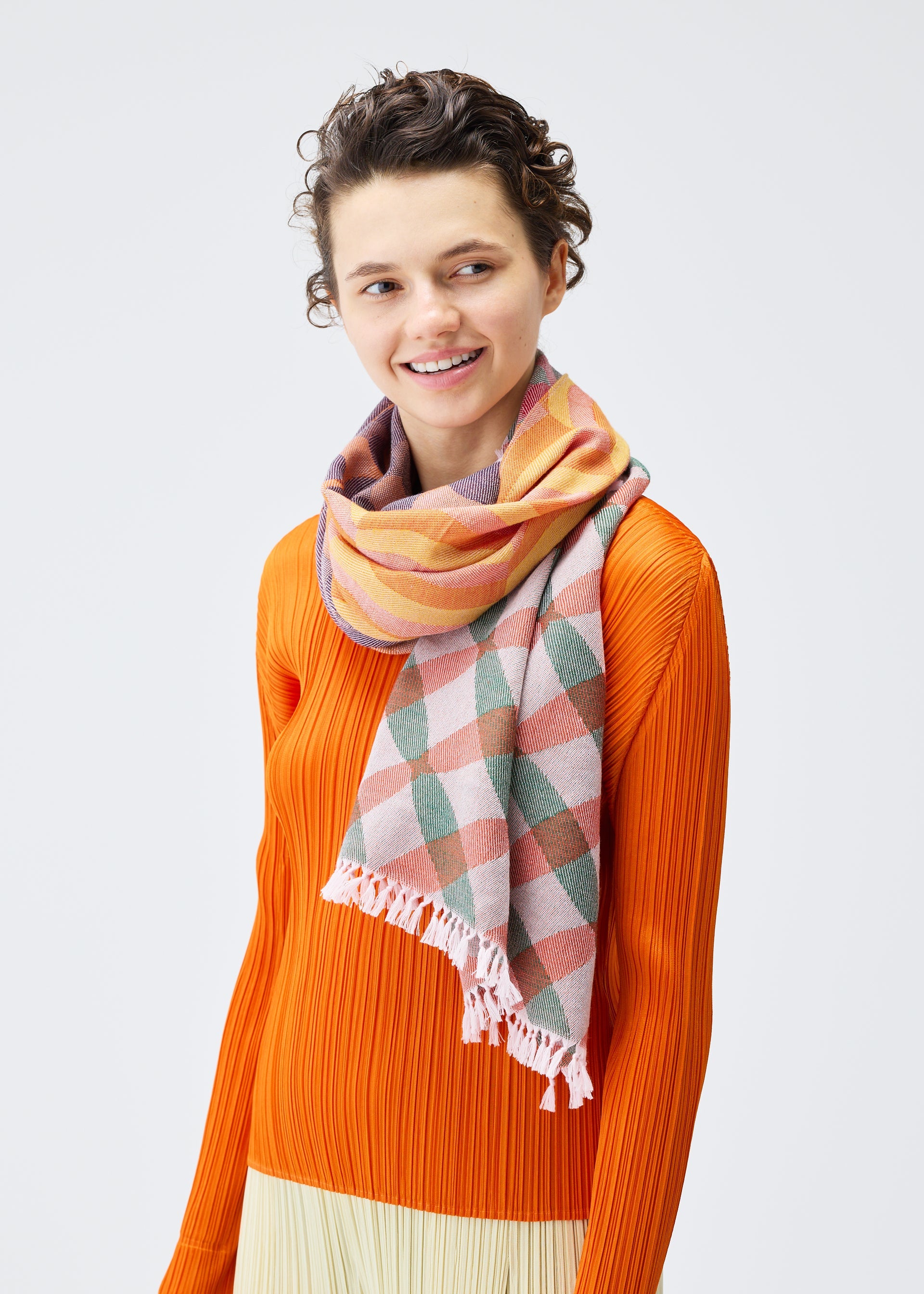 ISSEY MIYAKE Scarves – The official ISSEY MIYAKE ONLINE STORE