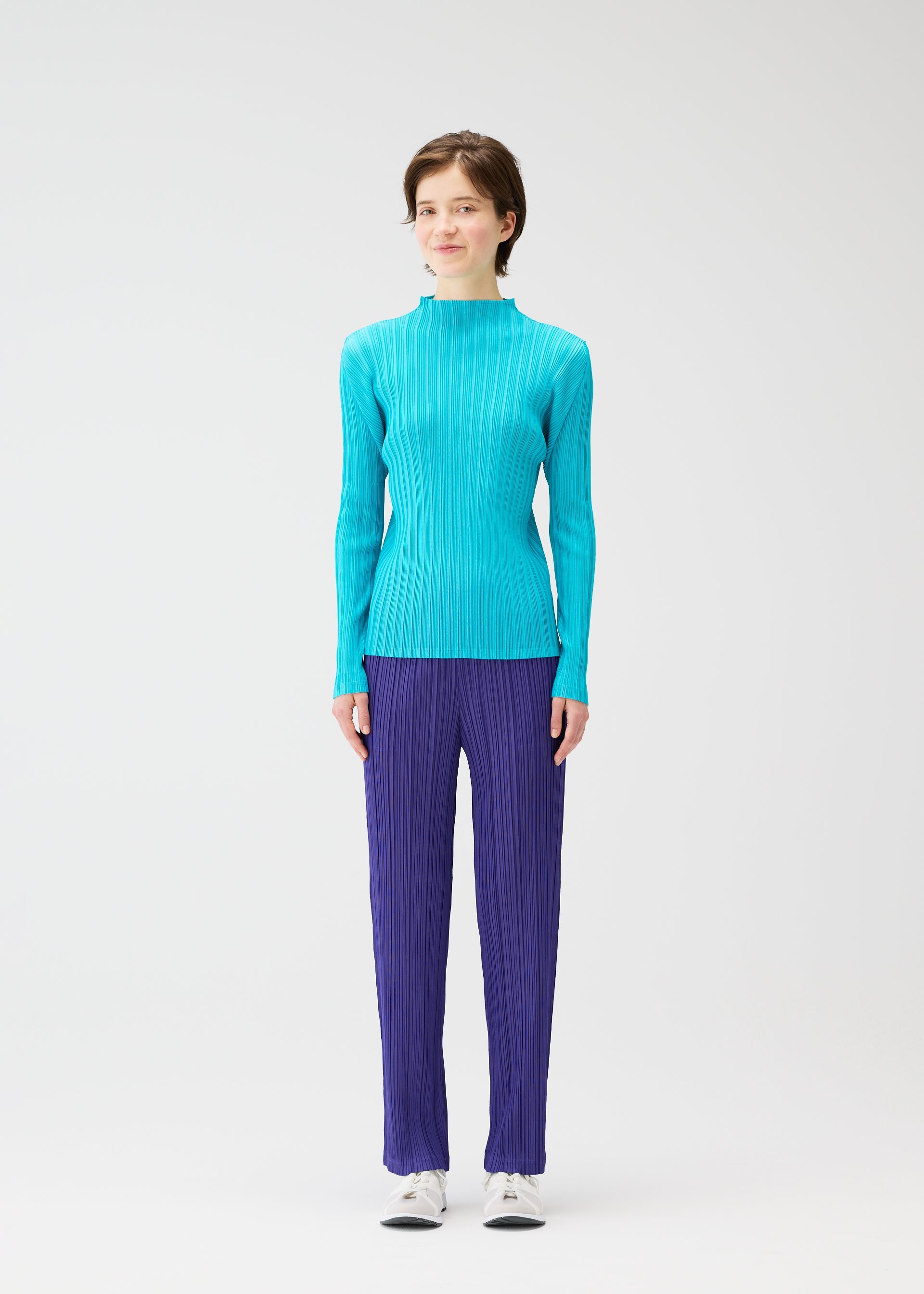 A model wears the PLEATS PLEASE ISSEY MIYAKE RIB PLEATS JANUARY clothing.