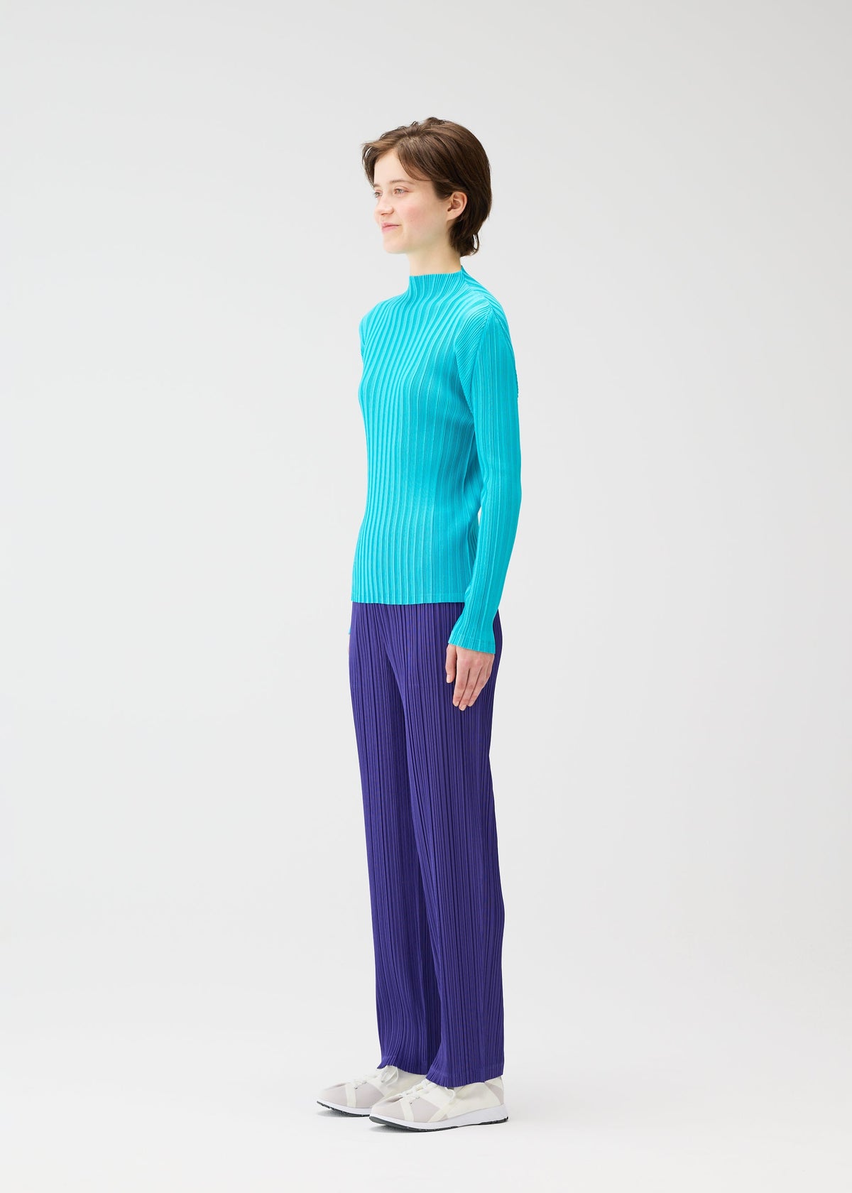 A model wears the PLEATS PLEASE ISSEY MIYAKE RIB PLEATS JANUARY clothing.