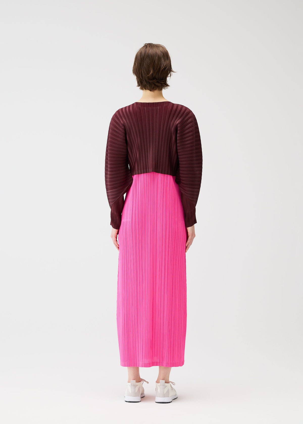 A model wears the PLEATS PLEASE ISSEY MIYAKE RIB PLEATS JANUARY clothing.