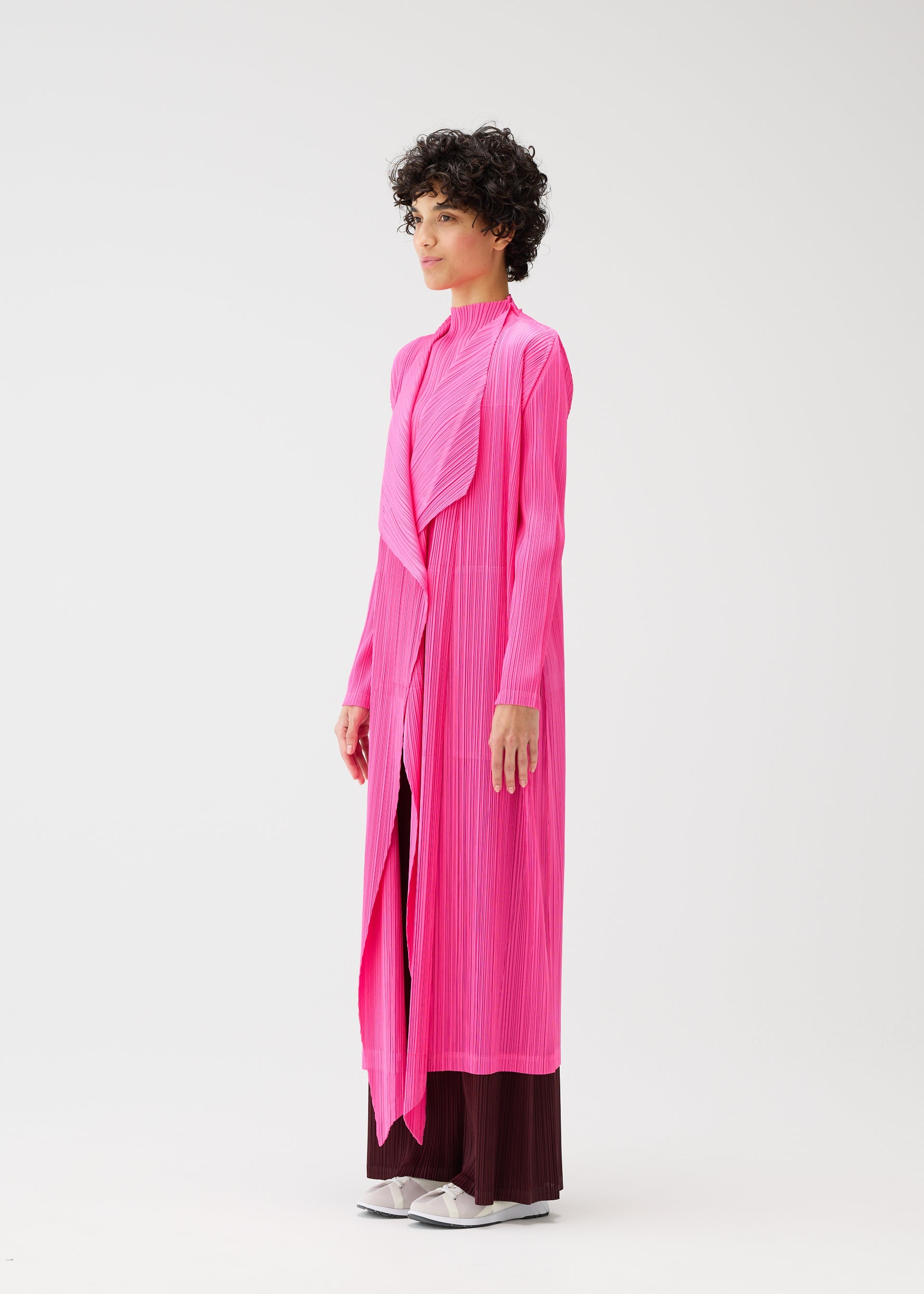 A model wears the PLEATS PLEASE ISSEY MIYAKE MONTHLY COLORS JANUARY clothing.