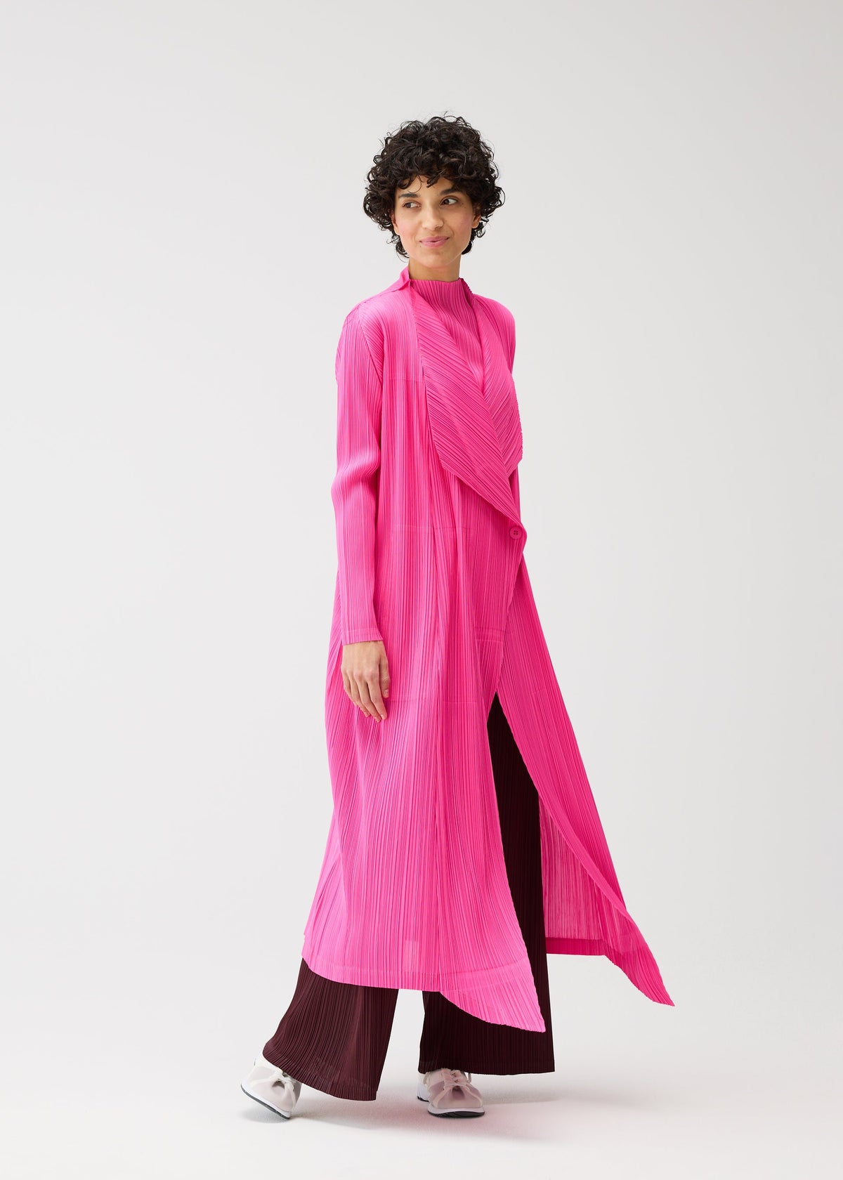 A model wears the PLEATS PLEASE ISSEY MIYAKE MONTHLY COLORS JANUARY clothing.