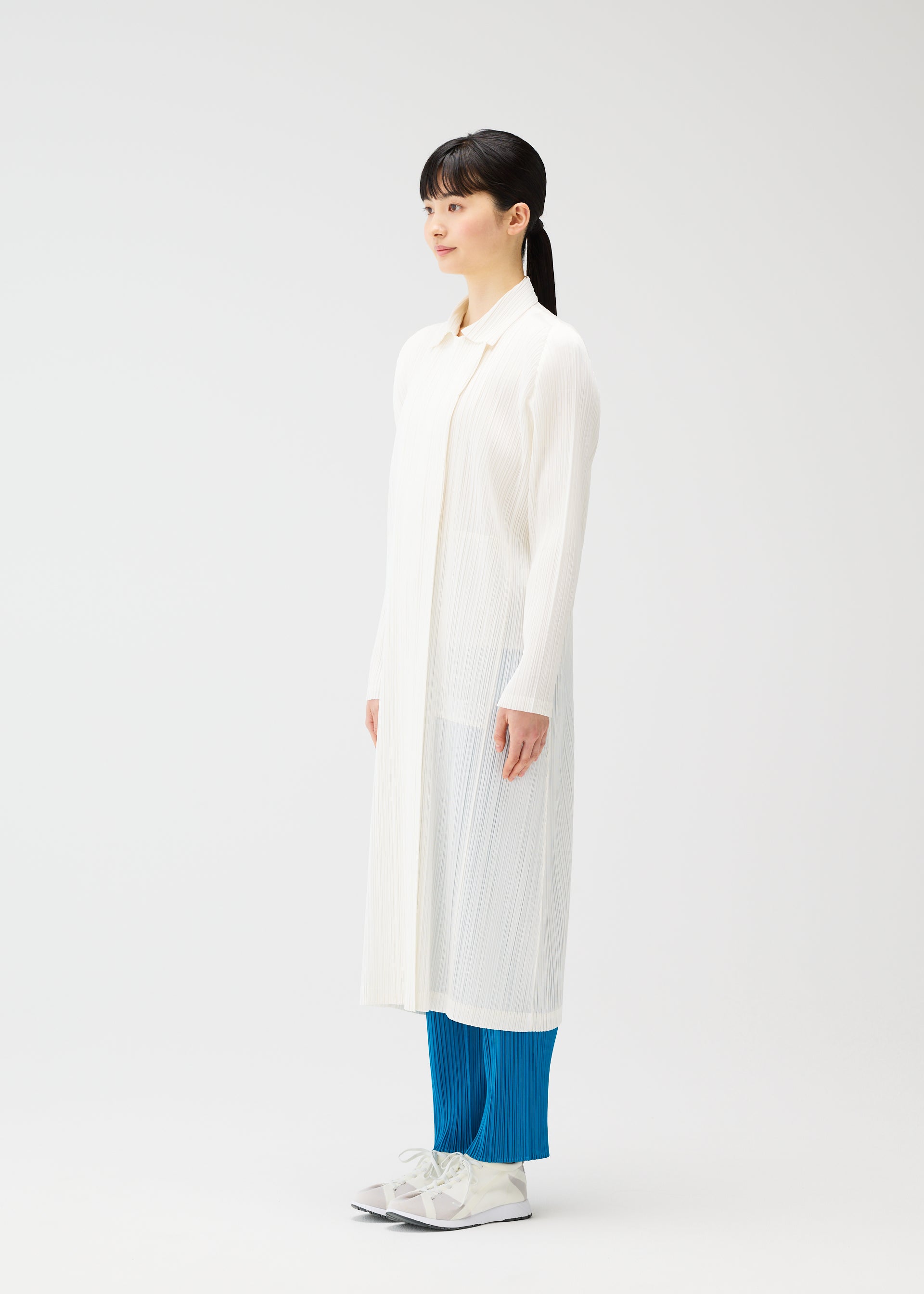 A model wears the PLEATS PLEASE ISSEY MIYAKE MONTHLY COLORS FEBRUARY coat.