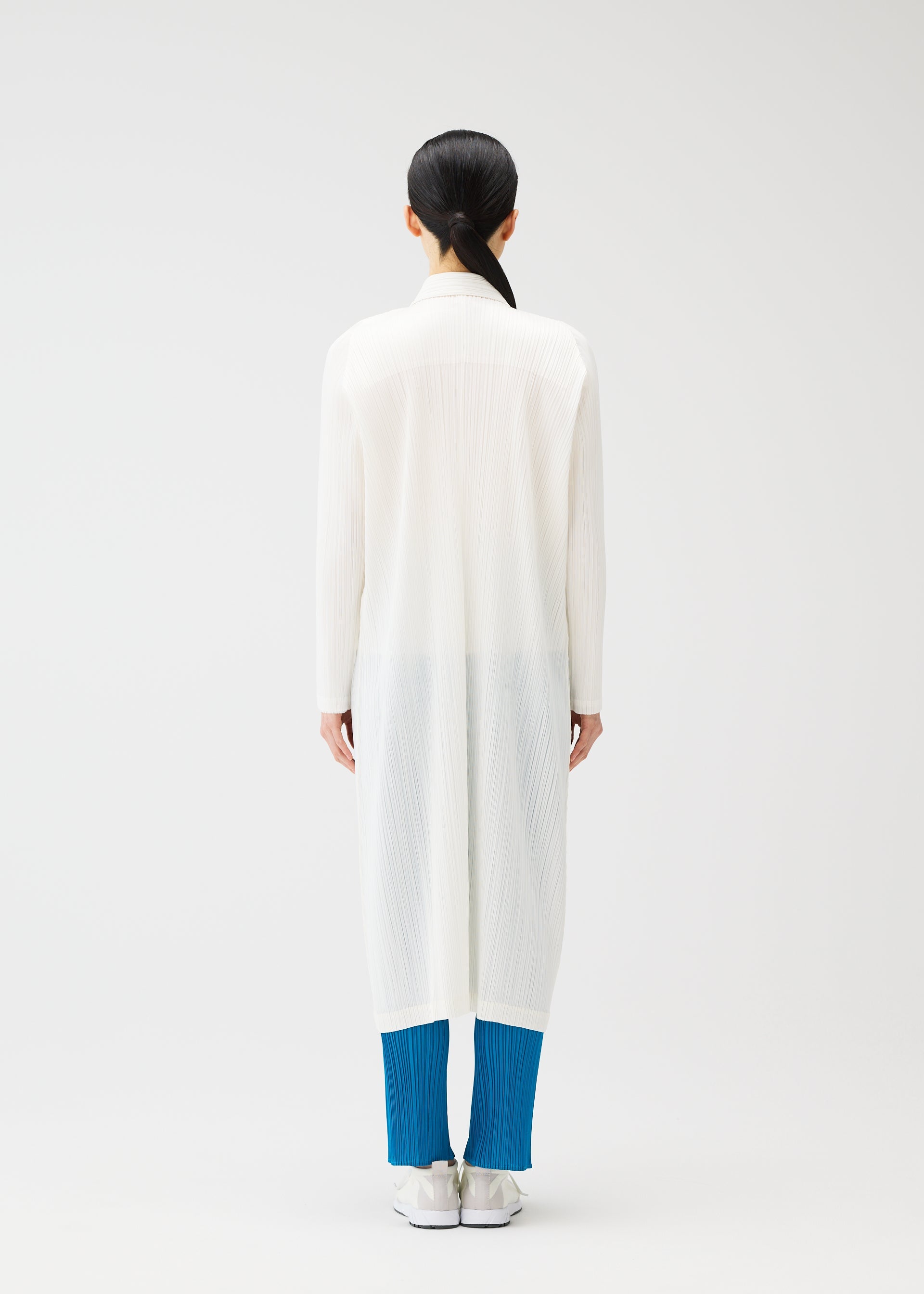 A model wears the PLEATS PLEASE ISSEY MIYAKE MONTHLY COLORS FEBRUARY coat.