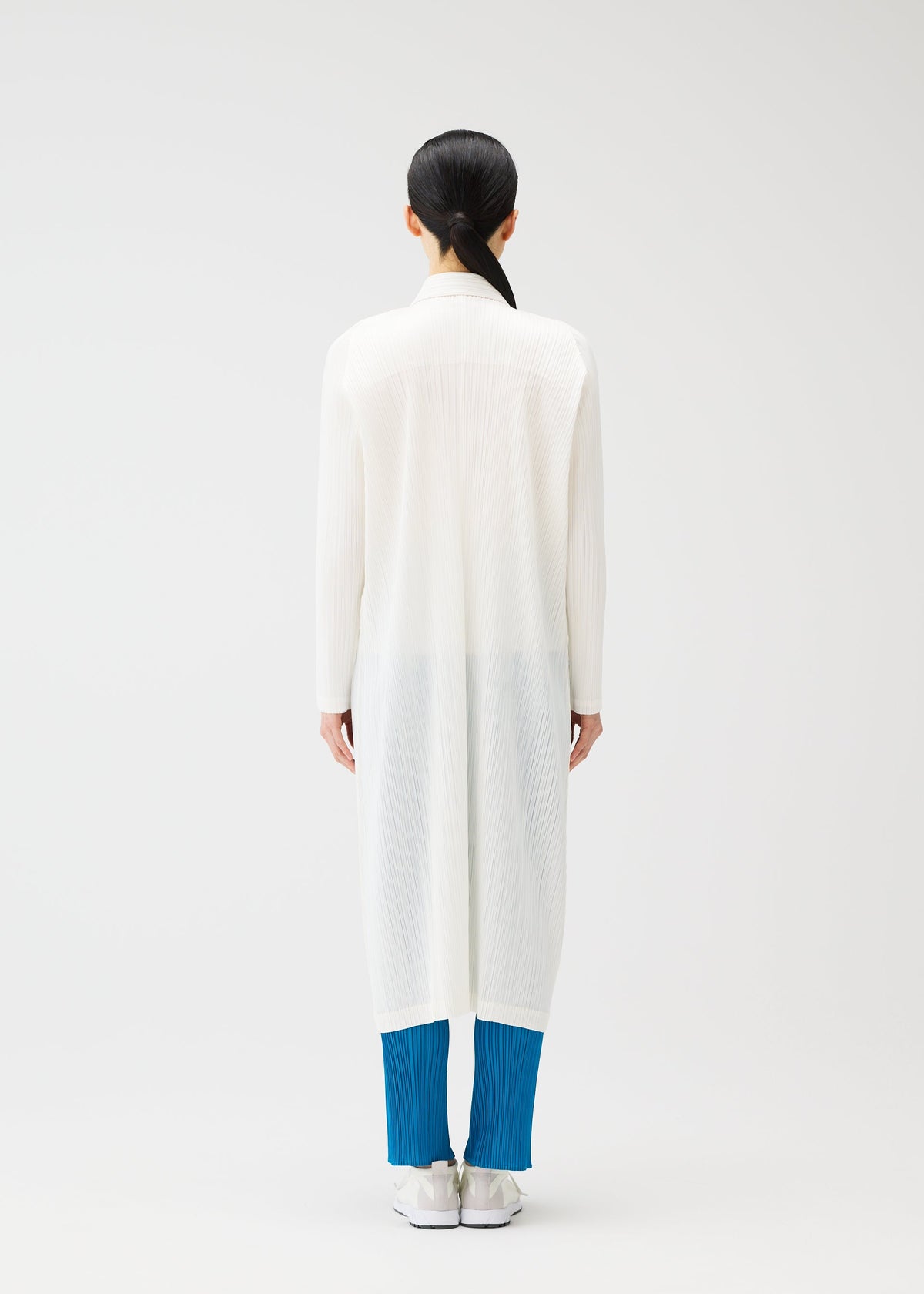 A model wears the PLEATS PLEASE ISSEY MIYAKE MONTHLY COLORS FEBRUARY coat.