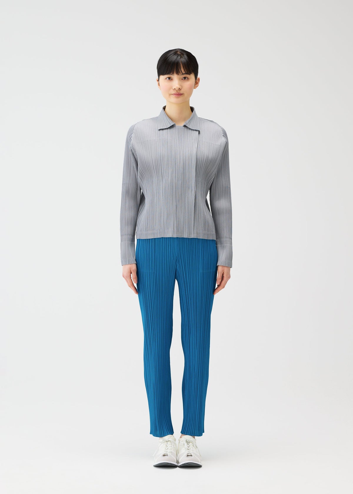 A model wears the PLEATS PLEASE ISSEY MIYAKE MONTHLY COLORS FEBRUARY jacket.