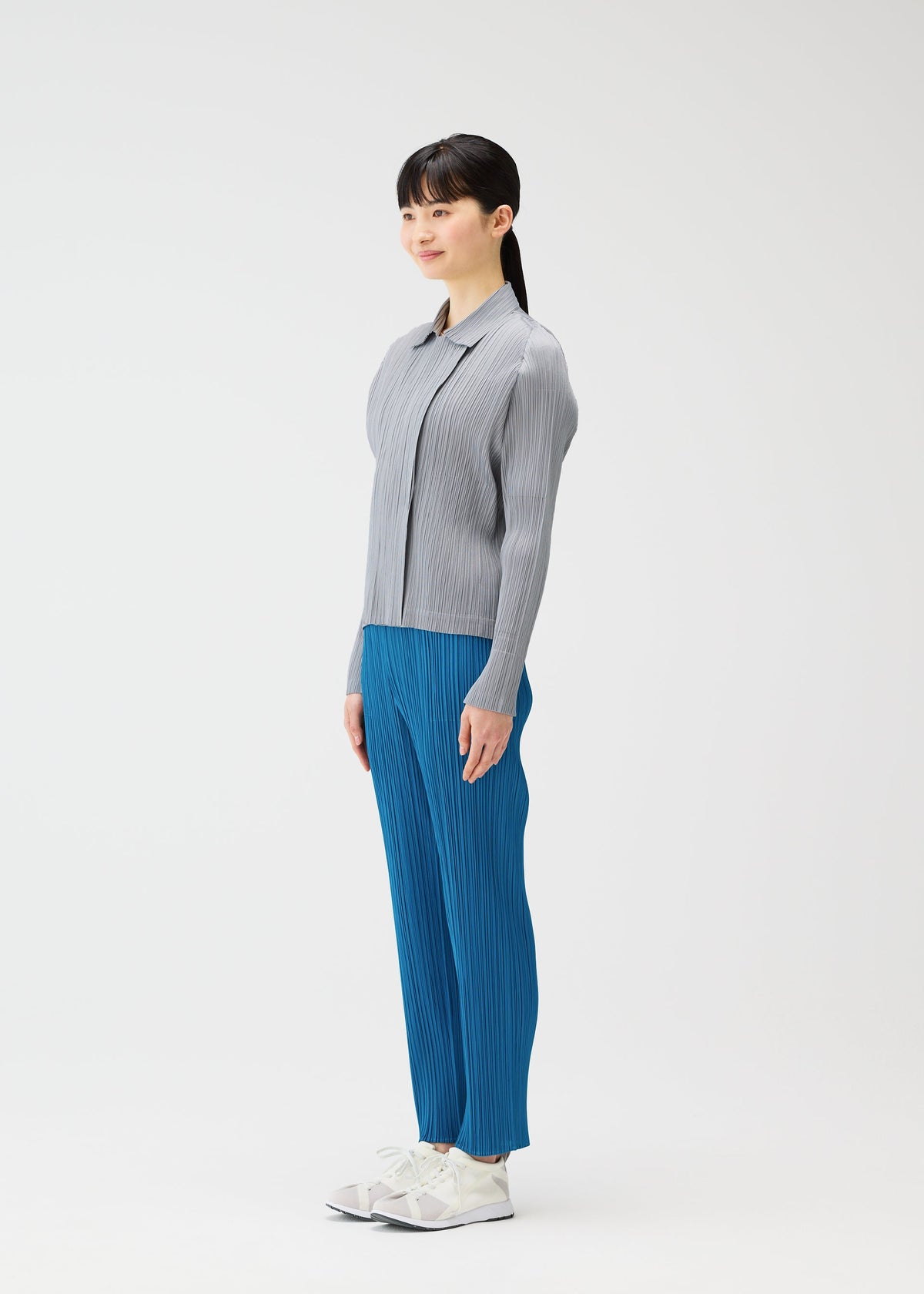 A model wears the PLEATS PLEASE ISSEY MIYAKE MONTHLY COLORS FEBRUARY jacket.