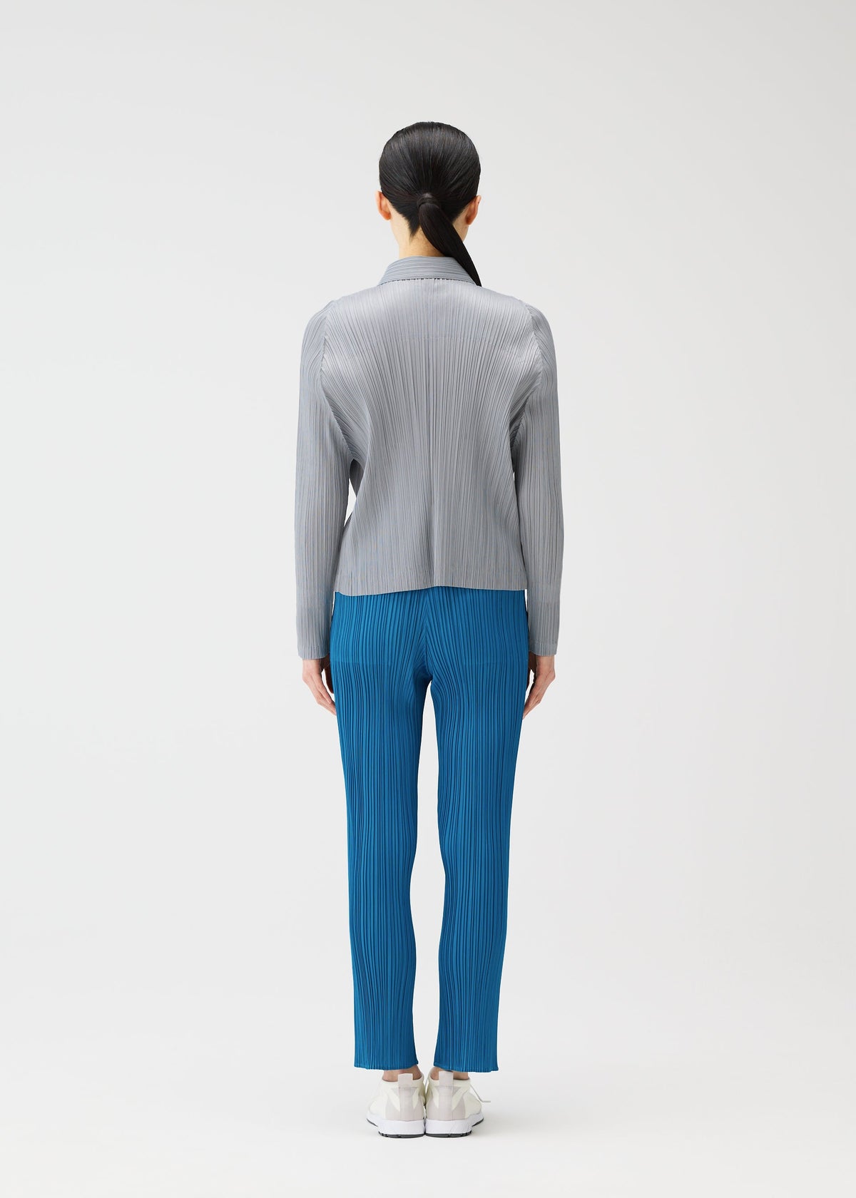 A model wears the PLEATS PLEASE ISSEY MIYAKE MONTHLY COLORS FEBRUARY jacket.