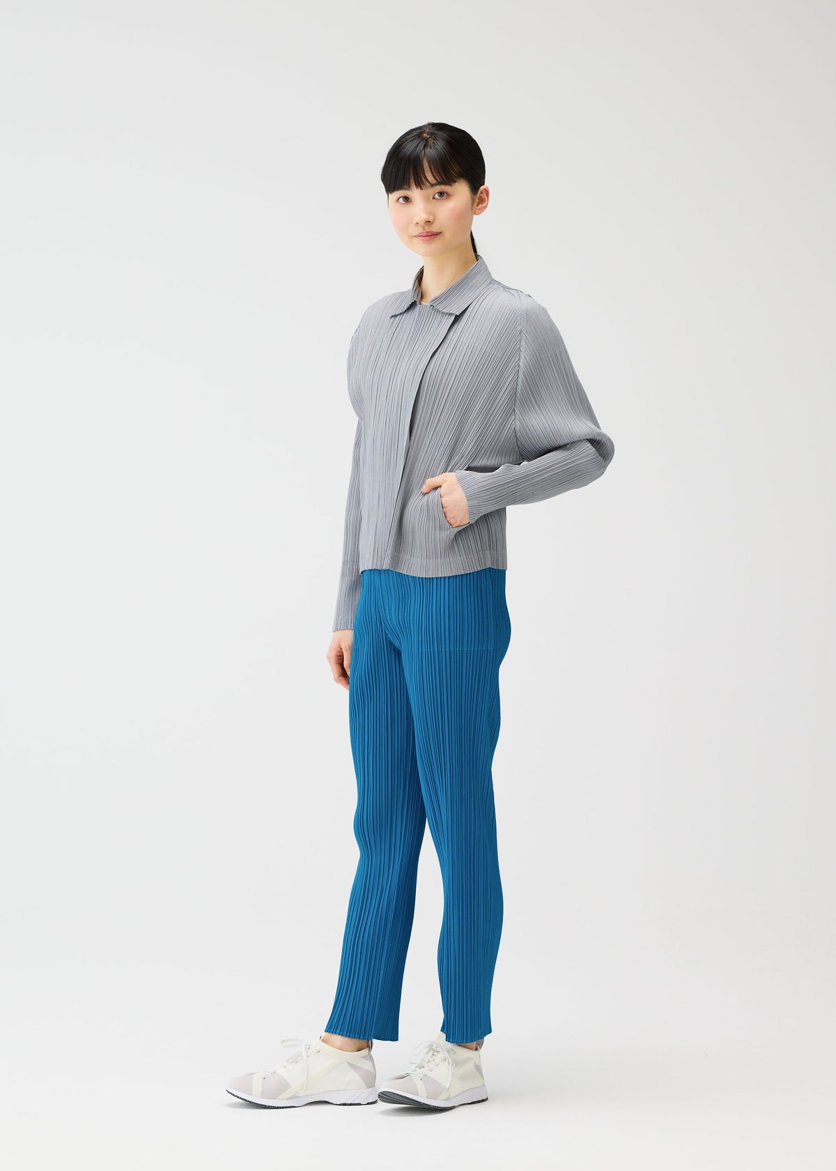 A model wears the PLEATS PLEASE ISSEY MIYAKE MONTHLY COLORS FEBRUARY jacket.