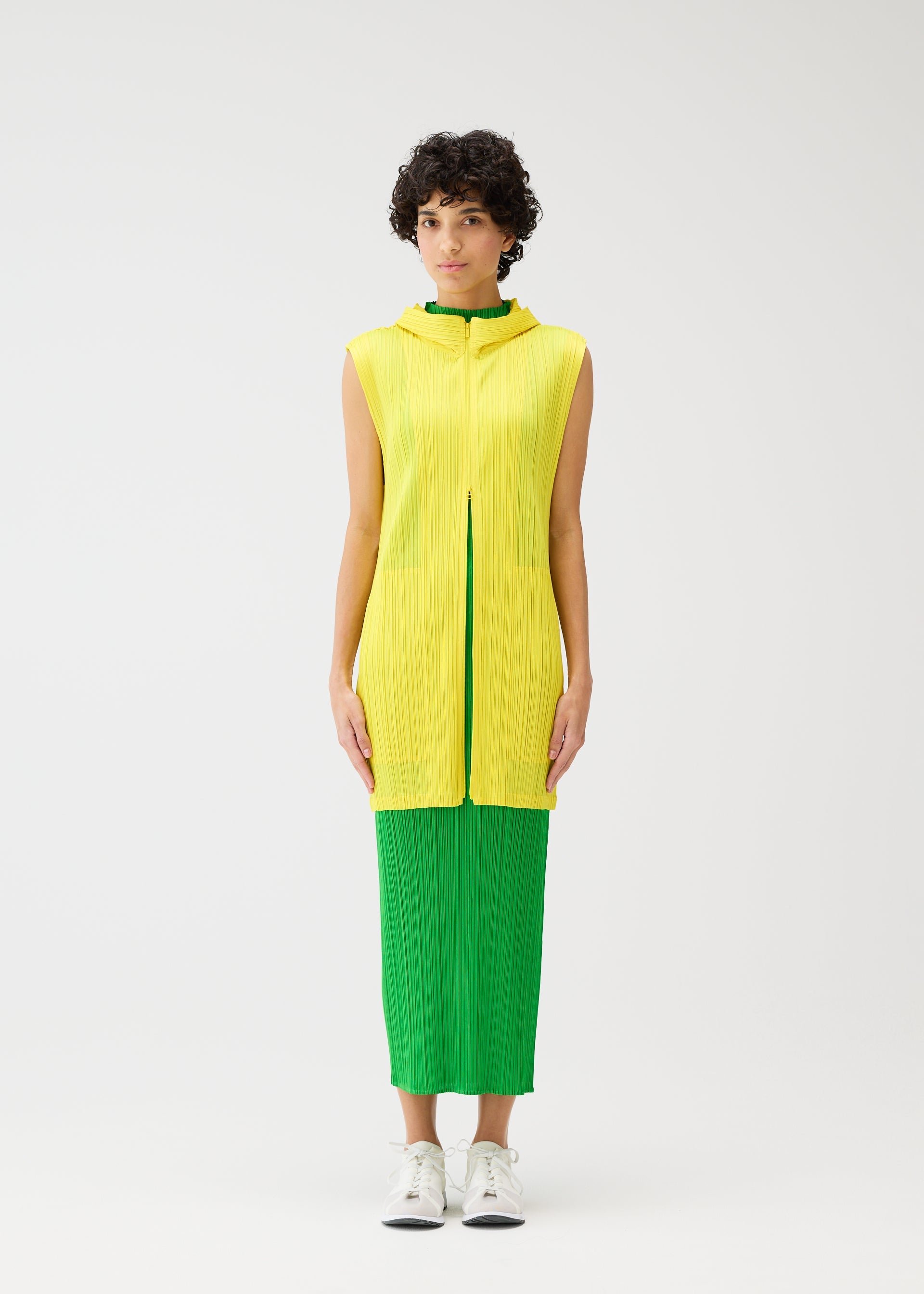 MONTHLY COLORS : APRIL Long Vest Black – The official ISSEY MIYAKE