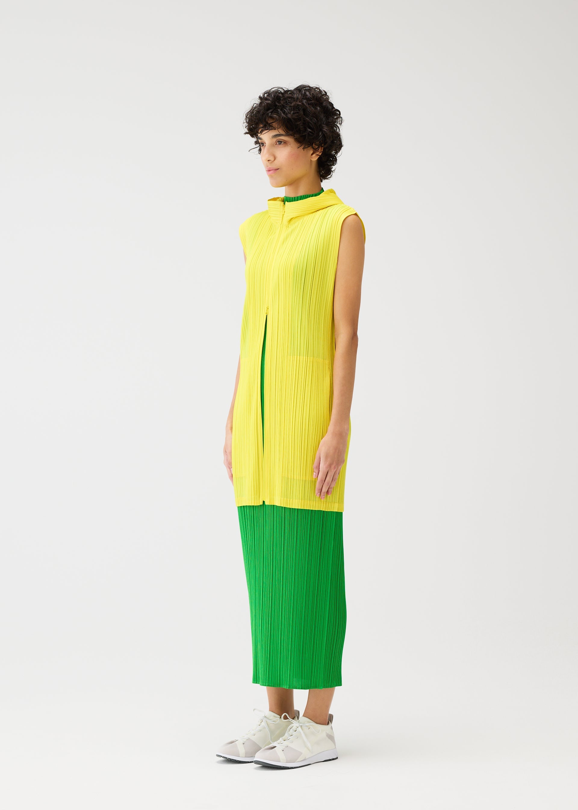 MONTHLY COLORS : APRIL Long Vest Green – The official ISSEY MIYAKE