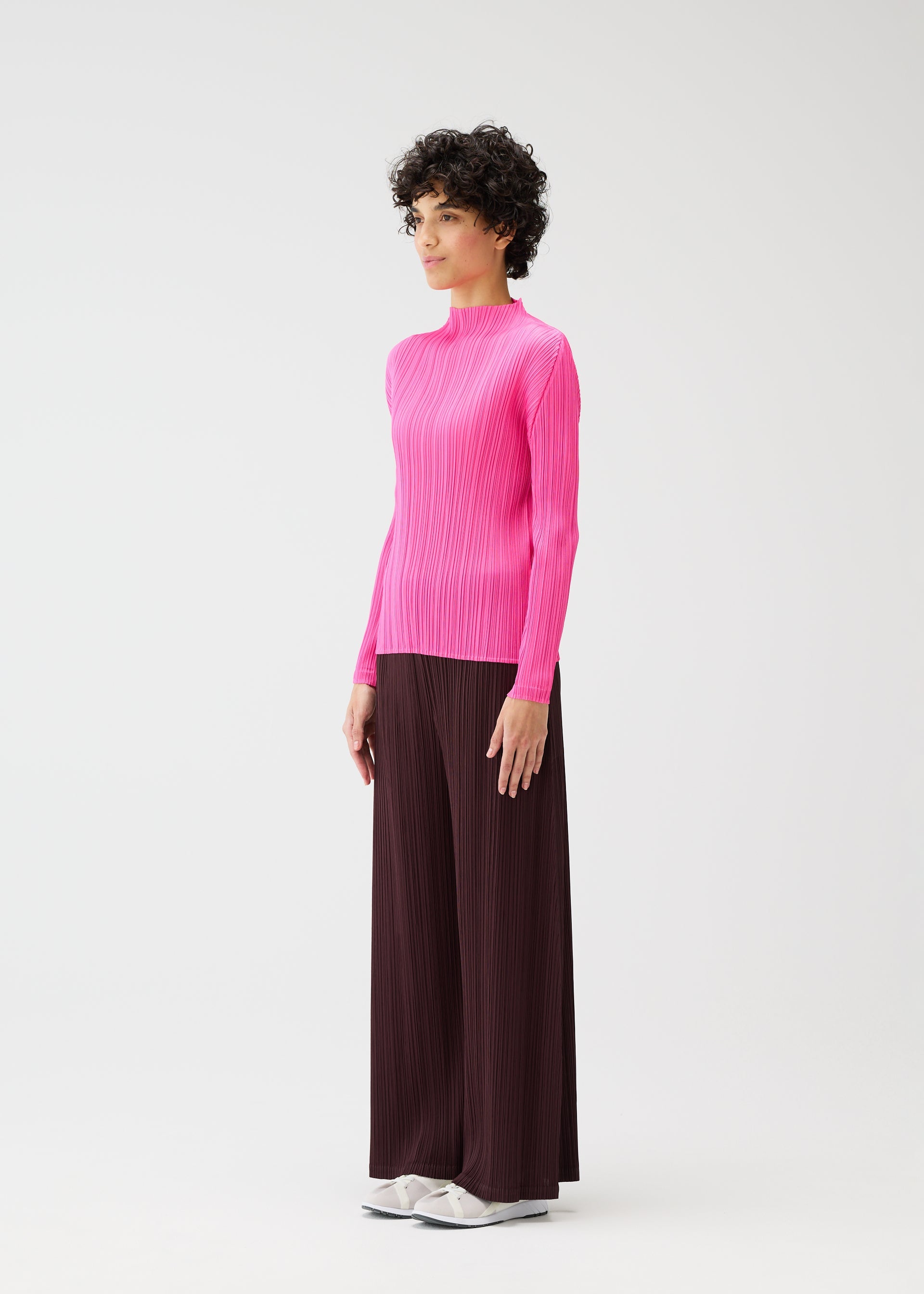 A model wears the PLEATS PLEASE ISSEY MIYAKE MONTHLY COLORS JANUARY clothing.