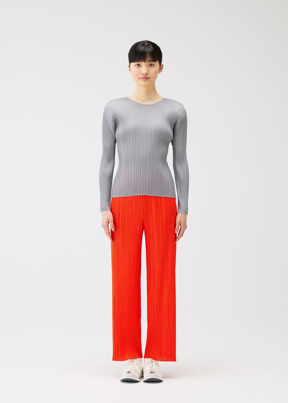 A model wears the PLEATS PLEASE ISSEY MIYAKE MONTHLY COLORS FEBRUARY trousers.