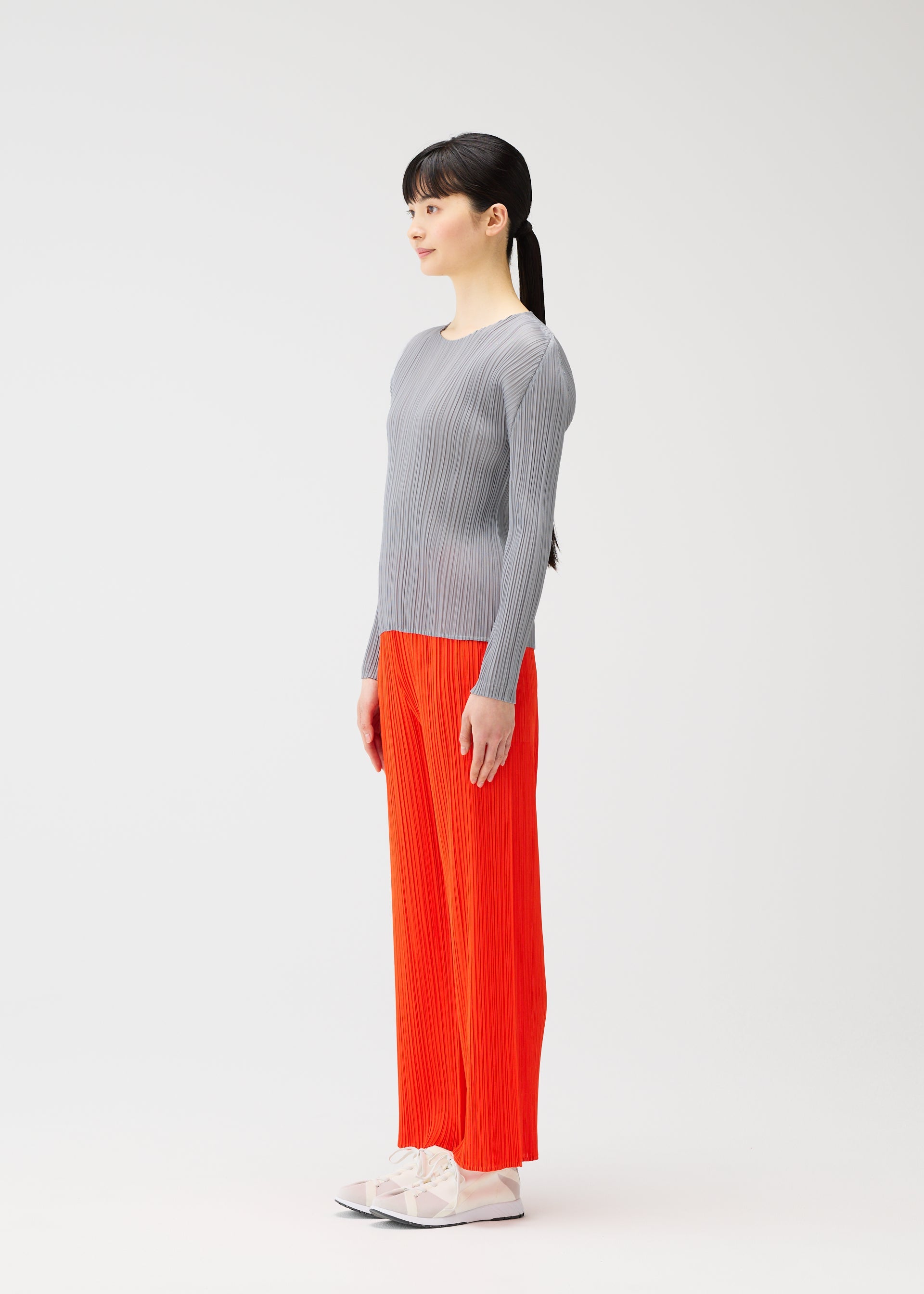 A model wears the PLEATS PLEASE ISSEY MIYAKE MONTHLY COLORS FEBRUARY trousers.