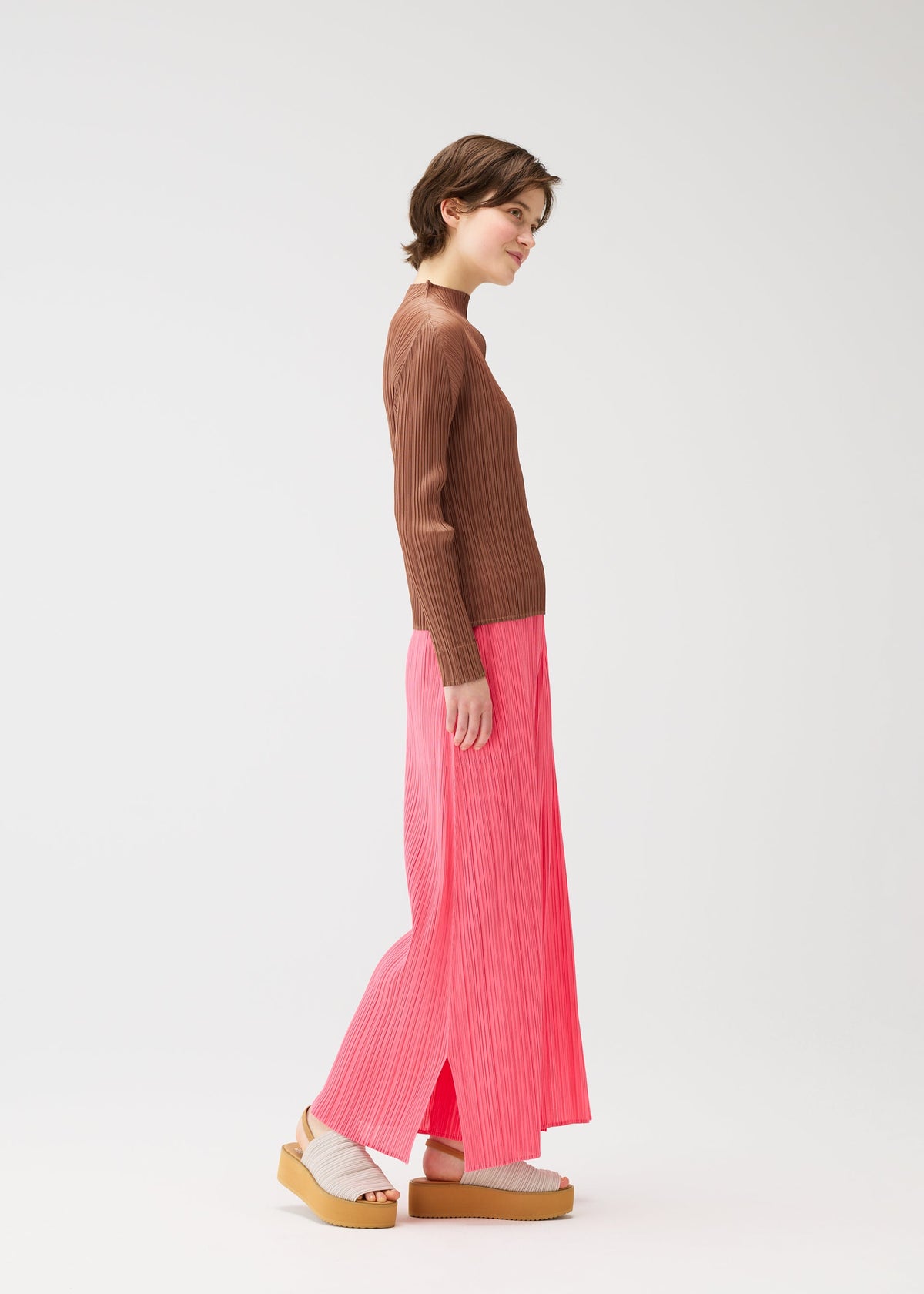 A model wears the PLEATS PLEASE ISSEY MIYAKE MONTHLY COLORS MARCH trousers.