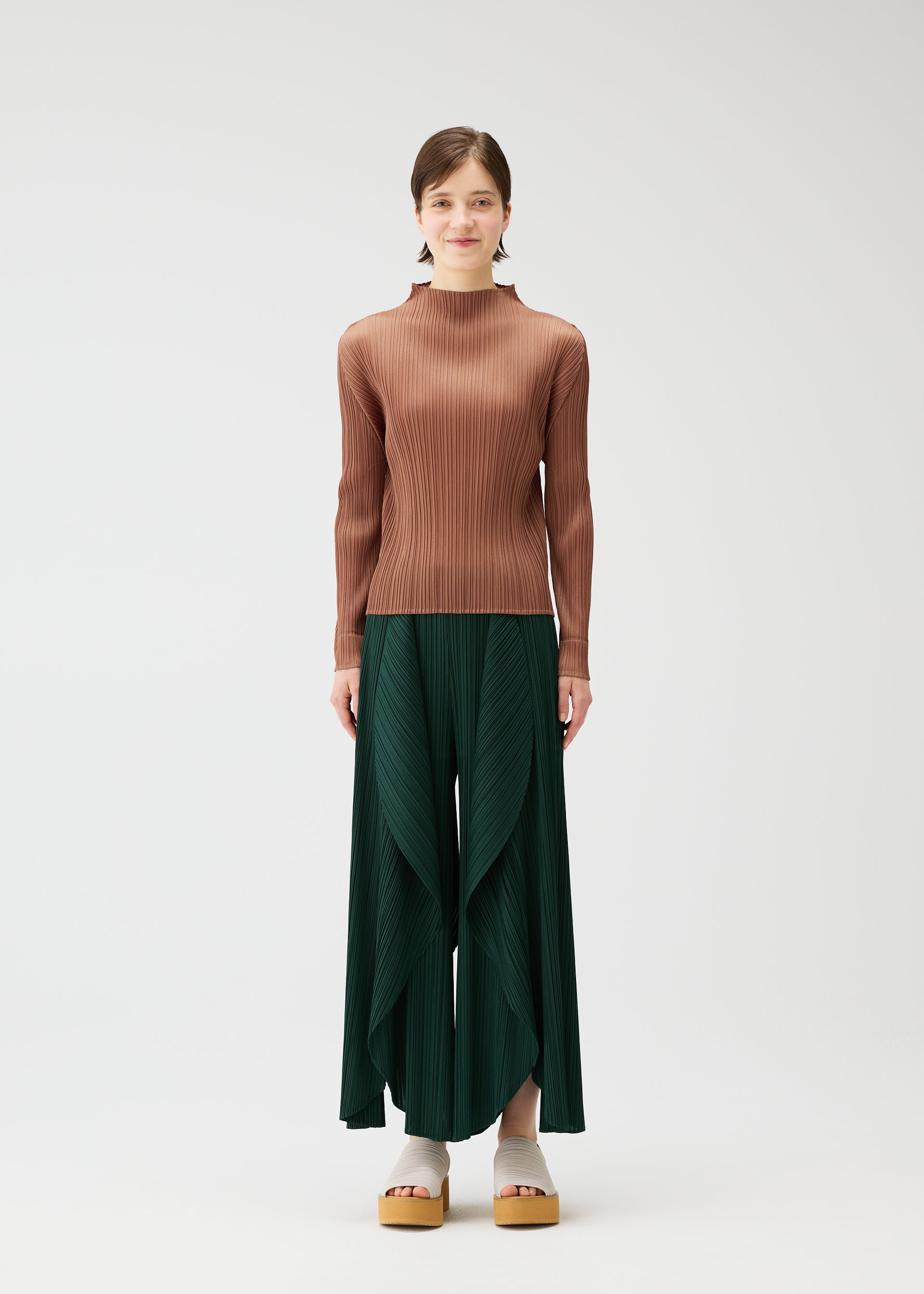 LEAF Trousers Grass Green – The official ISSEY MIYAKE ONLINE STORE