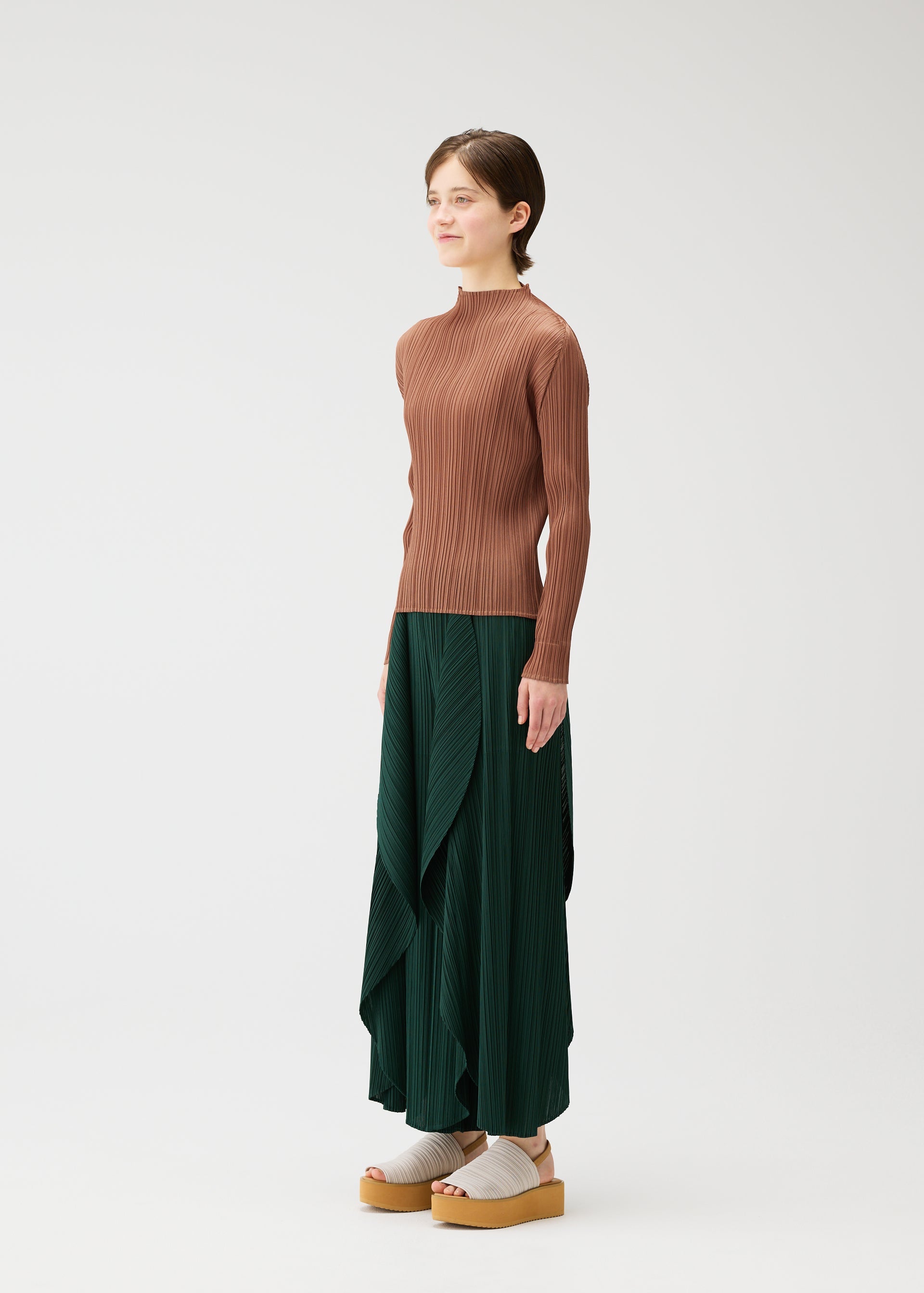 LEAF Trousers Greige – The official ISSEY MIYAKE ONLINE STORE