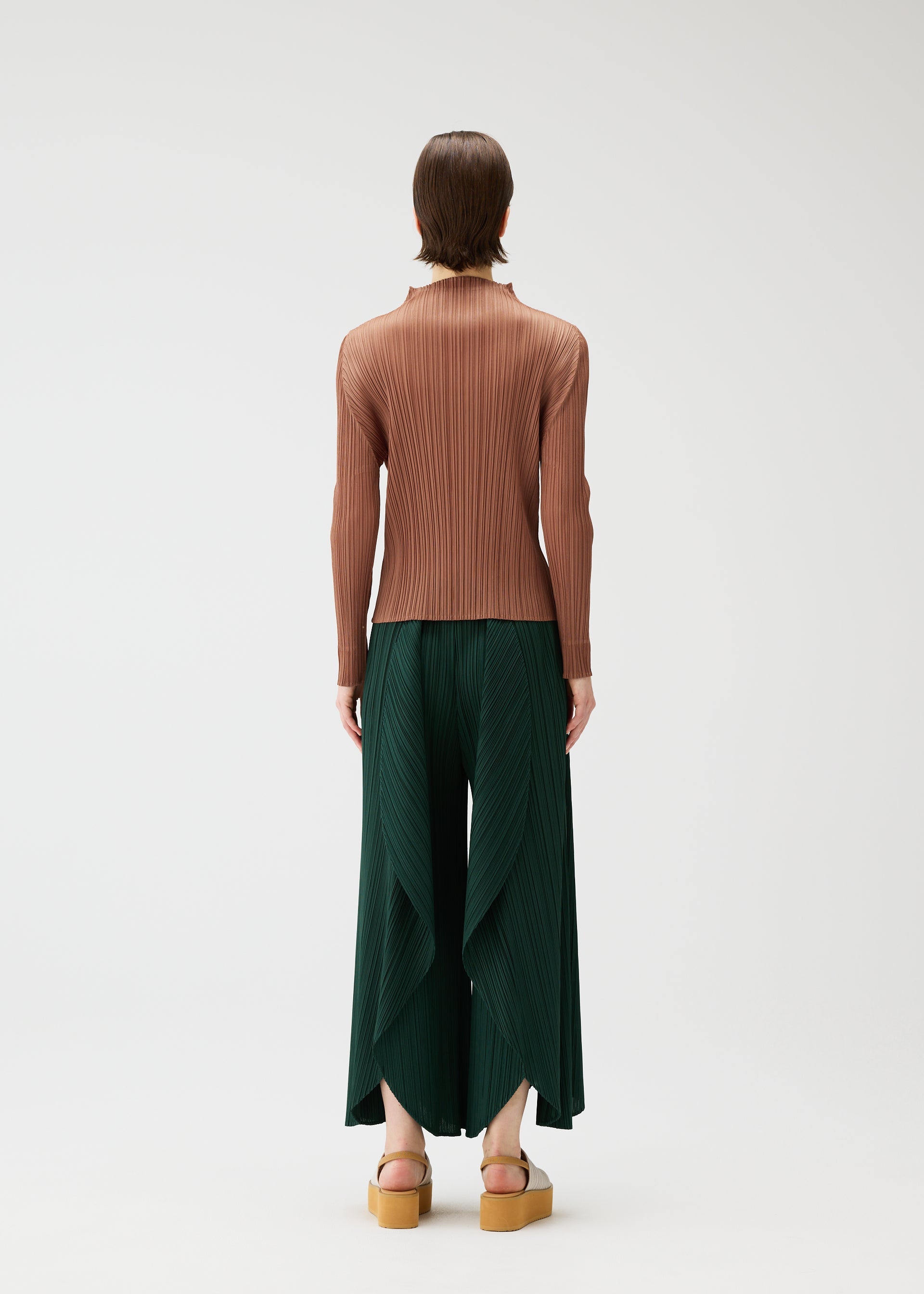 LEAF Trousers Greige – The official ISSEY MIYAKE ONLINE STORE