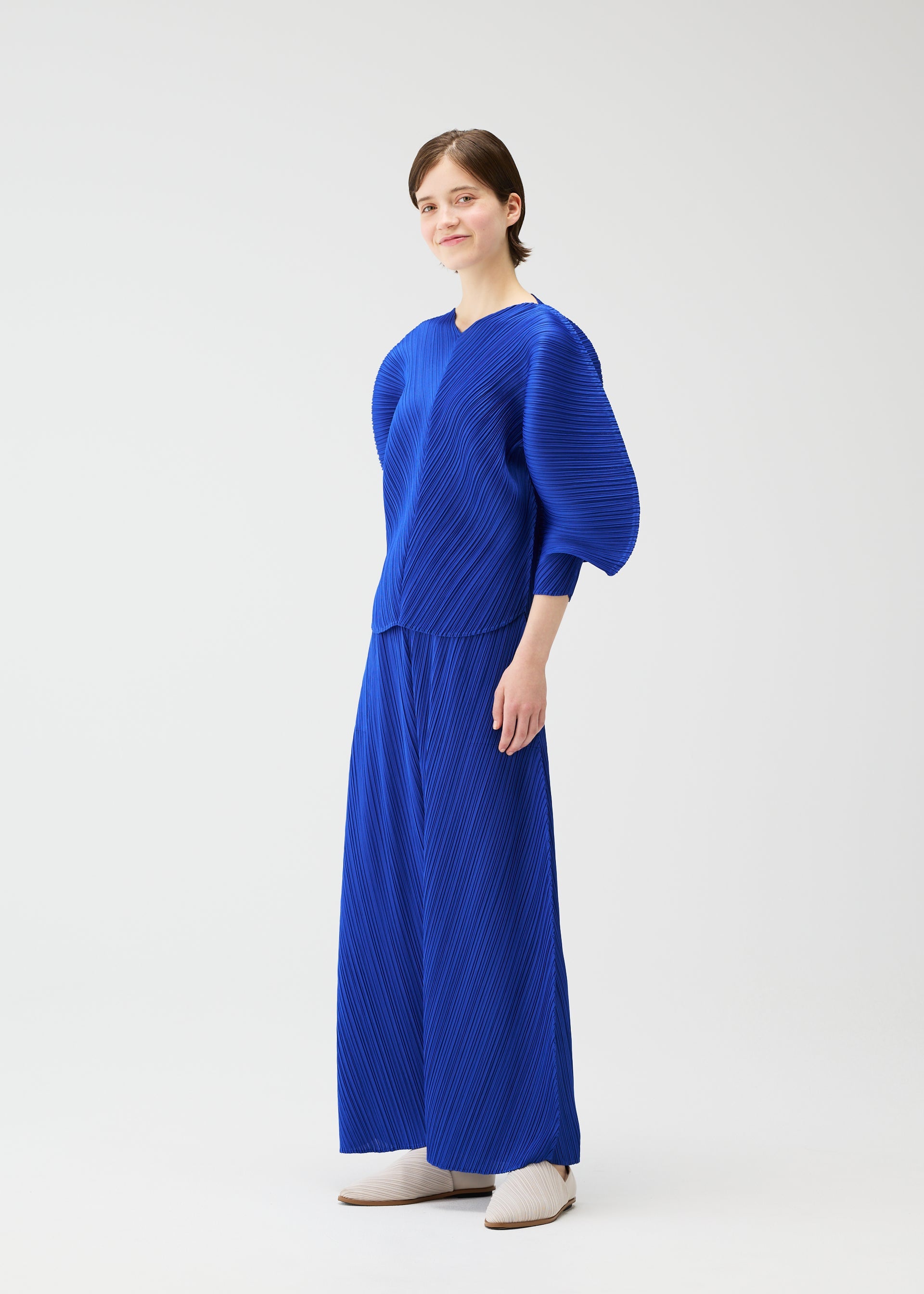 COAST Wide-leg Trousers Blue – The official ISSEY MIYAKE ONLINE