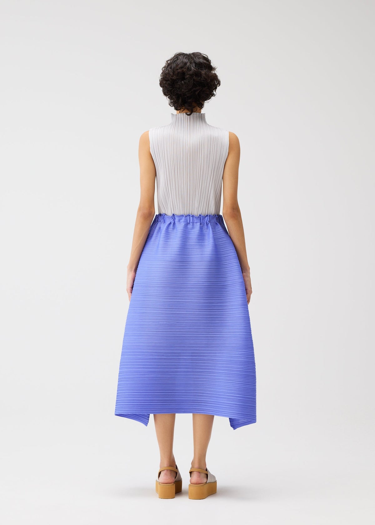 A model wears the PLEATS PLEASE ISSEY MIYAKE BOUNCY BASKET bouncy-basket-skirt-charcoal.