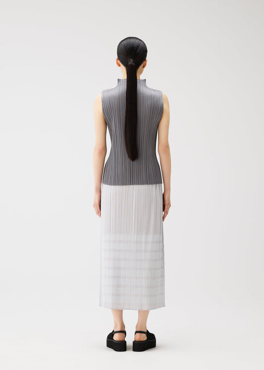 A model wears the PLEATS PLEASE ISSEY MIYAKE BUMPY BASKET bumpy-basket-skirt-green.