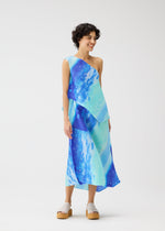 A model wears the PLEATS PLEASE ISSEY MIYAKE SEA BUBBLE skirt.