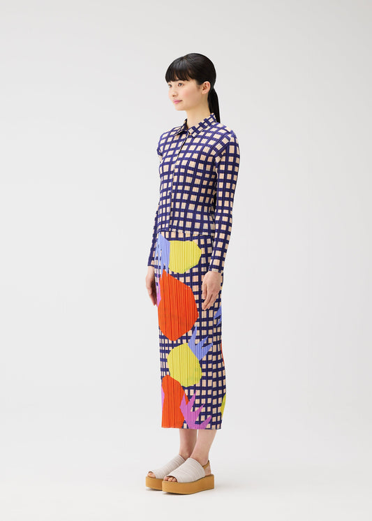 A model wears the PLEATS PLEASE ISSEY MIYAKE MARKET market-skirt-potato.