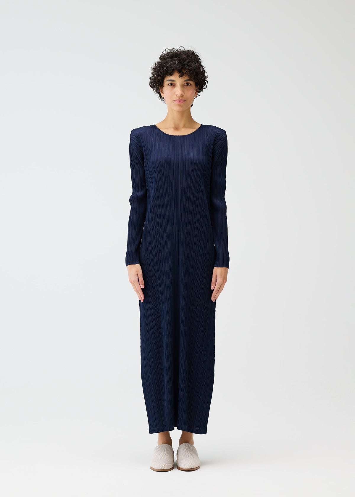 A model wears the PLEATS PLEASE ISSEY MIYAKE MONTHLY COLORS JANUARY clothing.