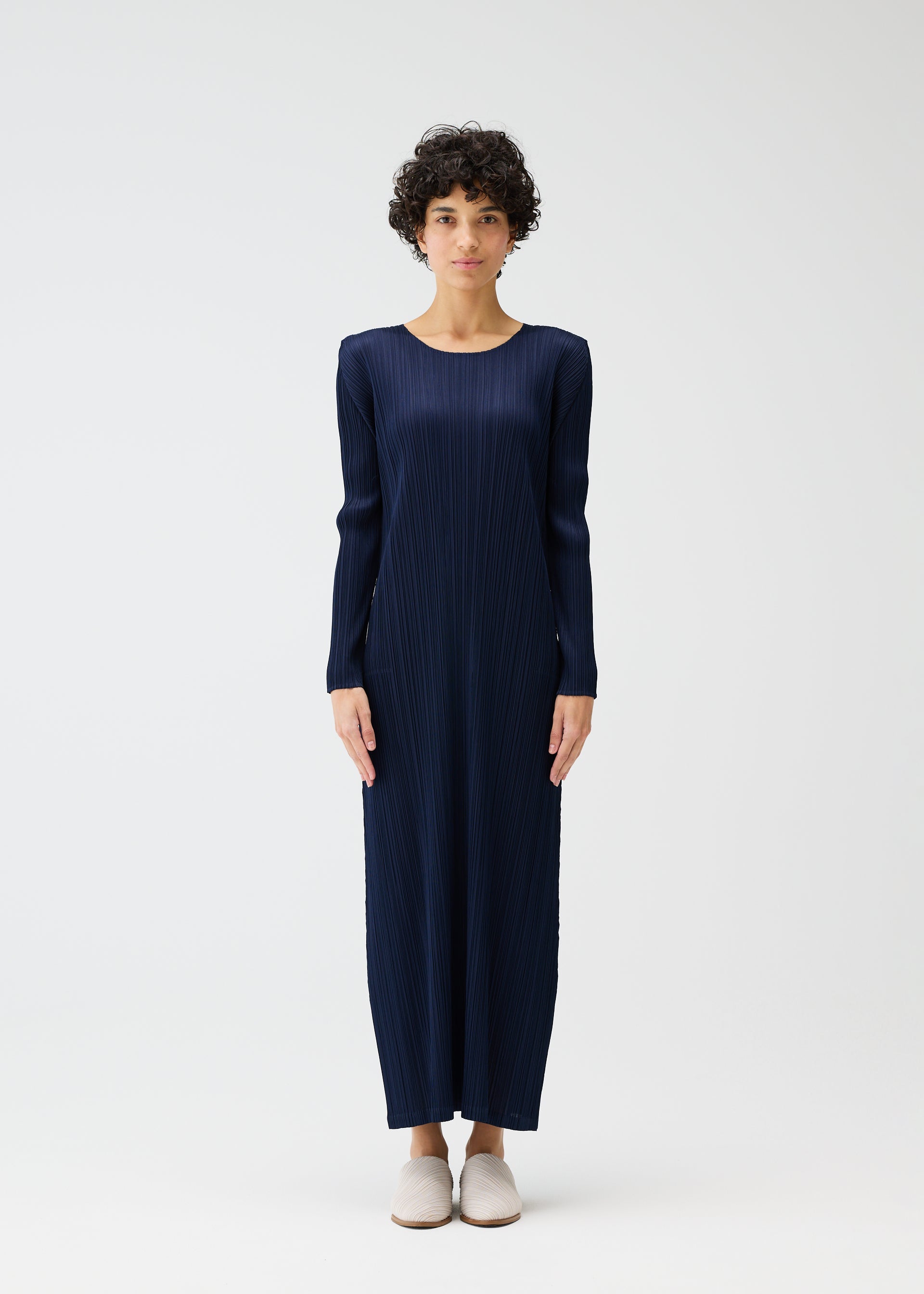 A model wears the PLEATS PLEASE ISSEY MIYAKE MONTHLY COLORS JANUARY clothing.