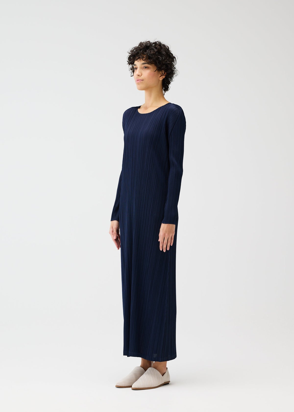 A model wears the PLEATS PLEASE ISSEY MIYAKE MONTHLY COLORS JANUARY clothing.