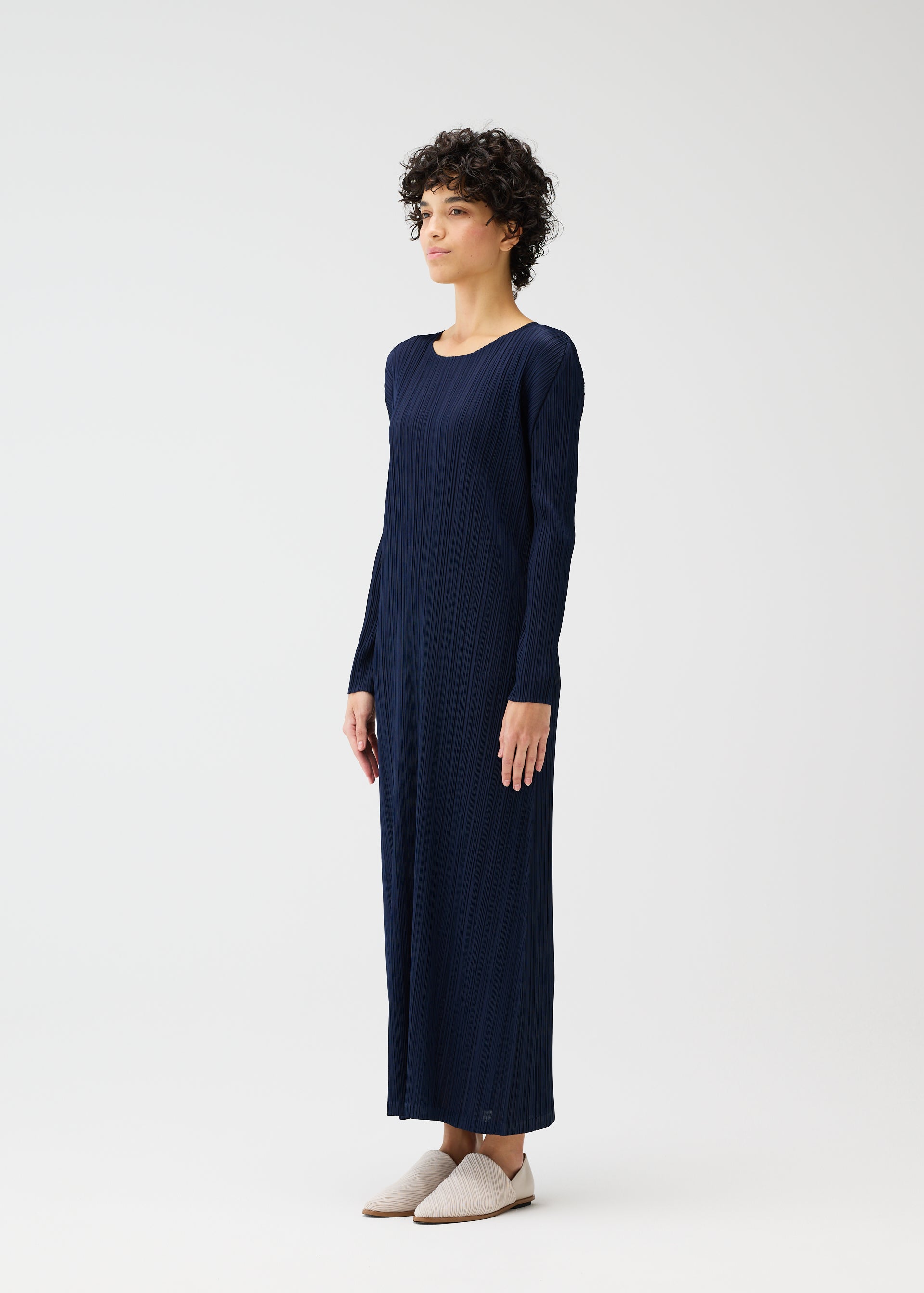 A model wears the PLEATS PLEASE ISSEY MIYAKE MONTHLY COLORS JANUARY clothing.