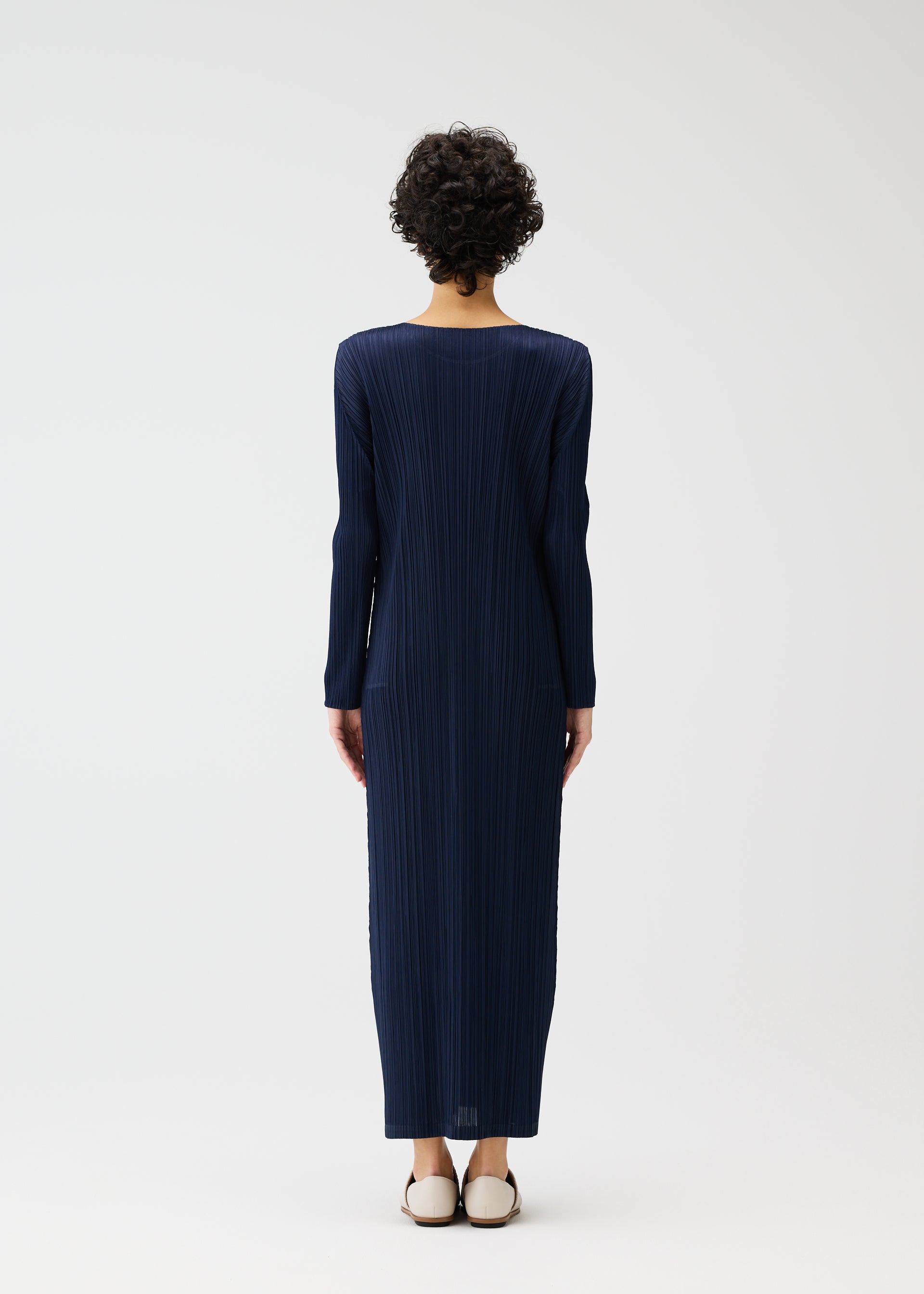A model wears the PLEATS PLEASE ISSEY MIYAKE MONTHLY COLORS JANUARY clothing.