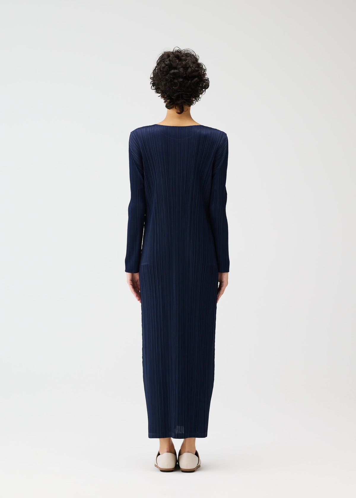 A model wears the PLEATS PLEASE ISSEY MIYAKE MONTHLY COLORS JANUARY clothing.