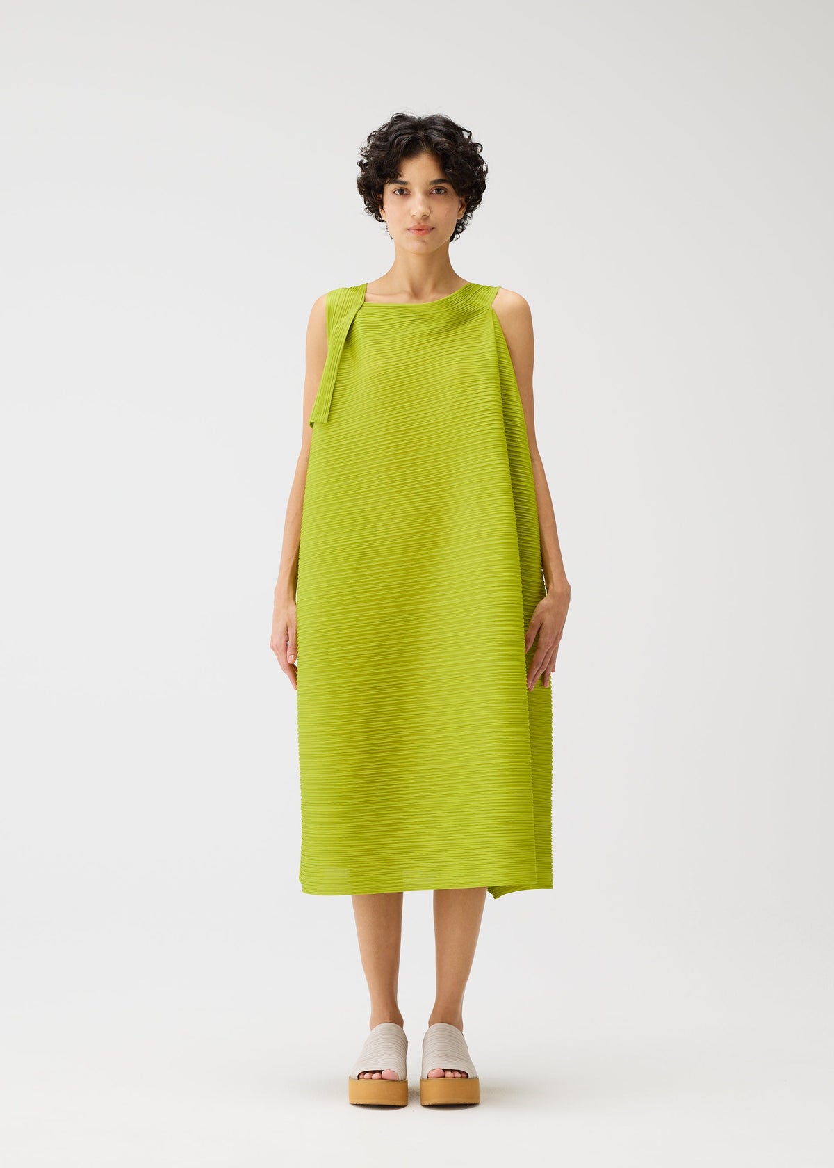 A model wears the PLEATS PLEASE ISSEY MIYAKE BOUNCY BASKET bouncy-basket-dress-charcoal.