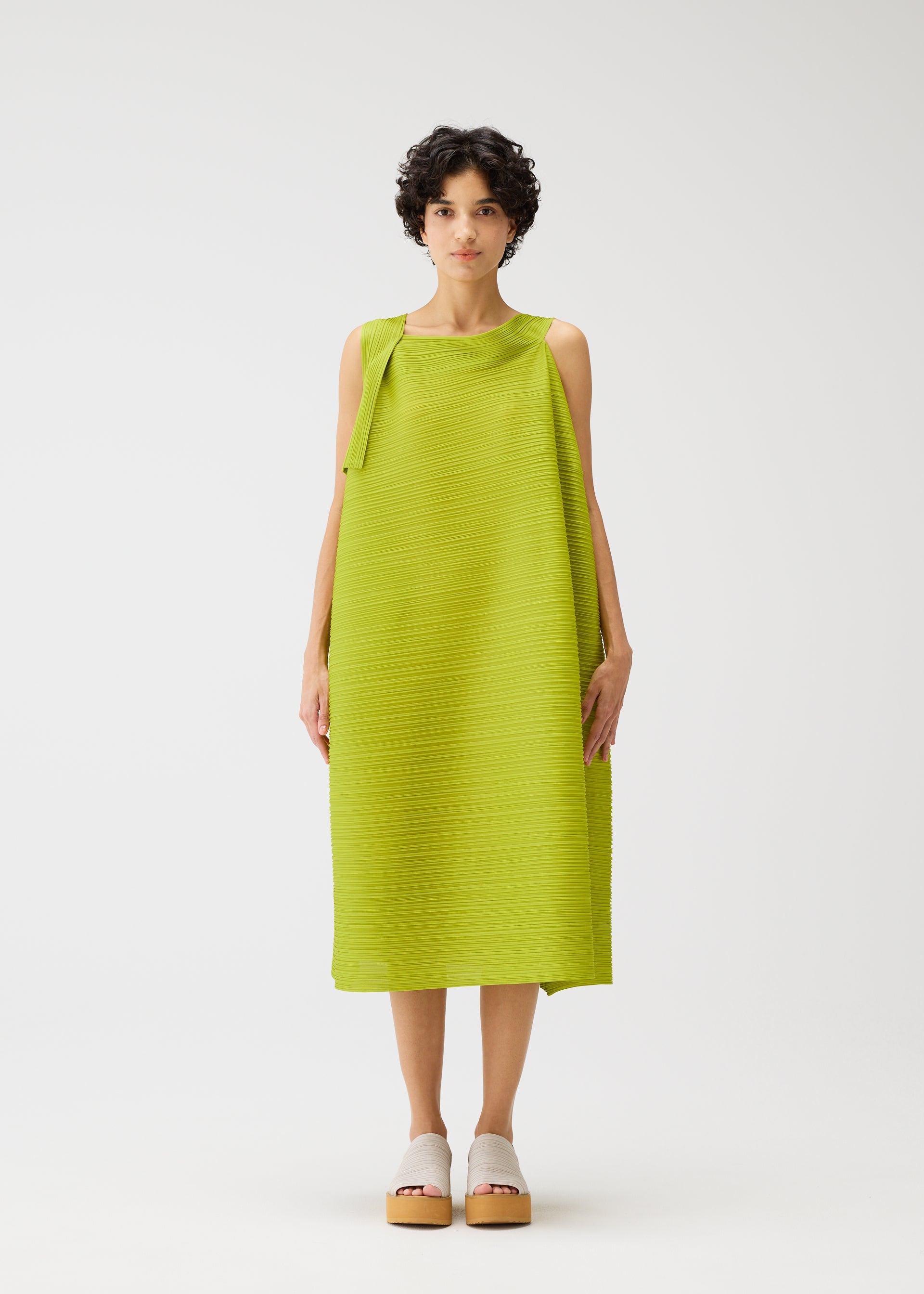 A model wears the PLEATS PLEASE ISSEY MIYAKE BOUNCY BASKET bouncy-basket-dress-charcoal.