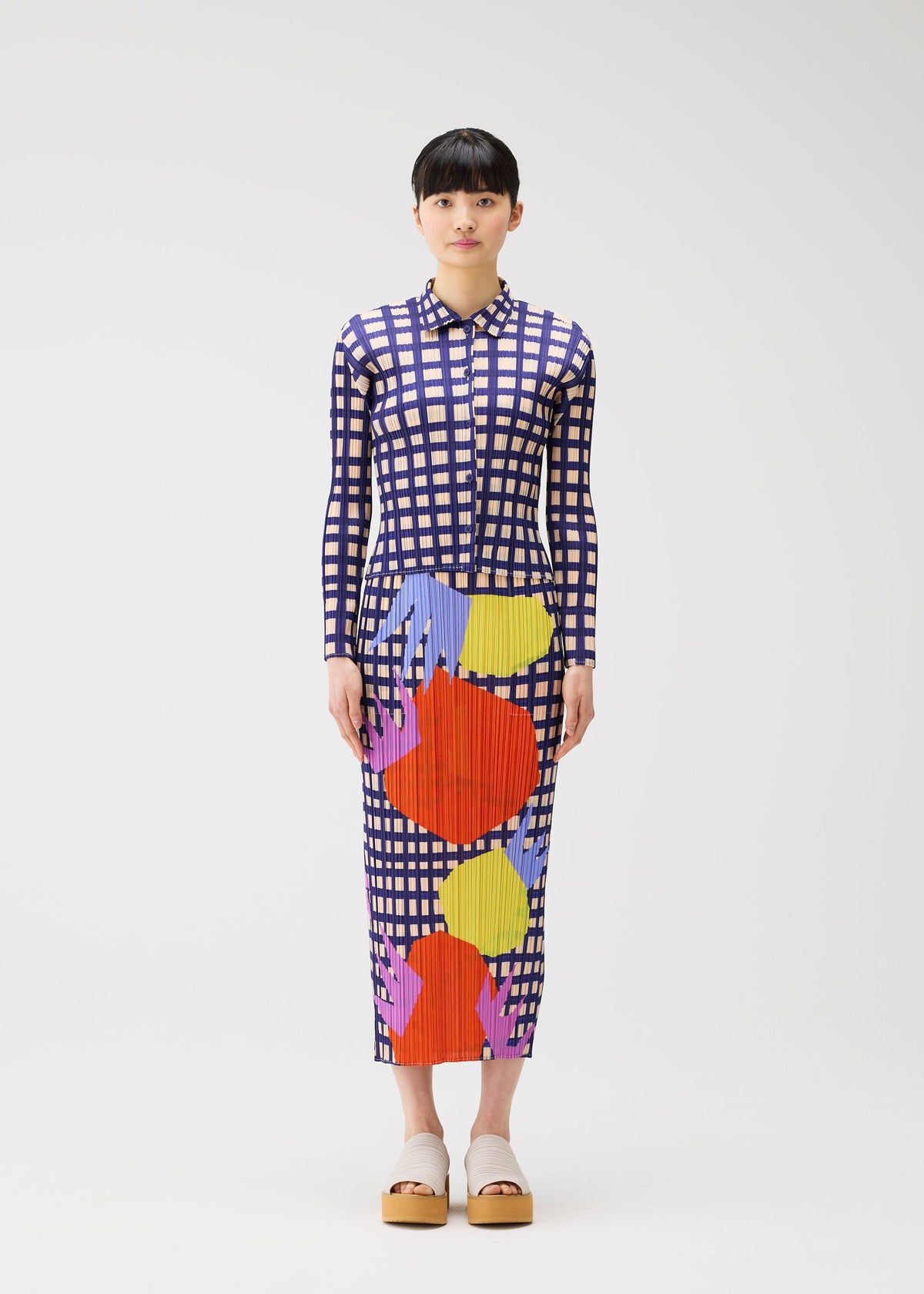 A model wears the PLEATS PLEASE ISSEY MIYAKE BASKET basket-shirt-navy.