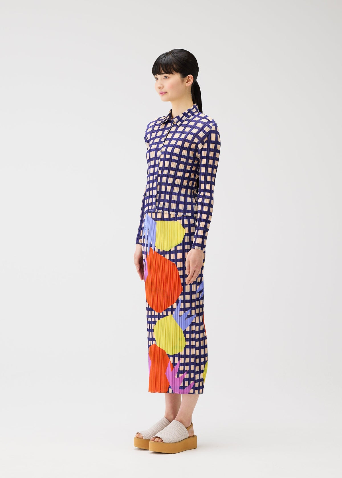 A model wears the PLEATS PLEASE ISSEY MIYAKE BASKET basket-shirt-green.