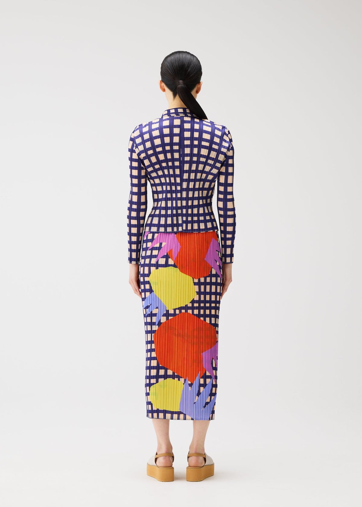 A model wears the PLEATS PLEASE ISSEY MIYAKE BASKET basket-shirt-green.