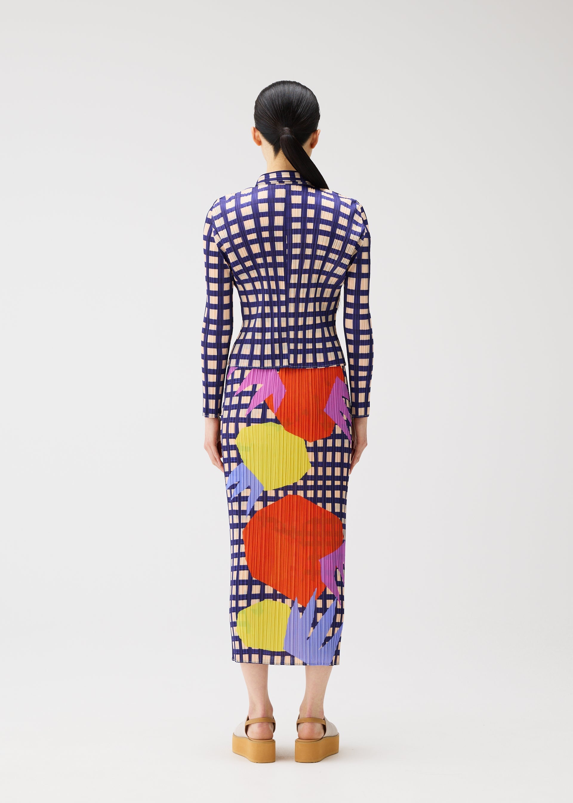 A model wears the PLEATS PLEASE ISSEY MIYAKE BASKET basket-shirt-green.