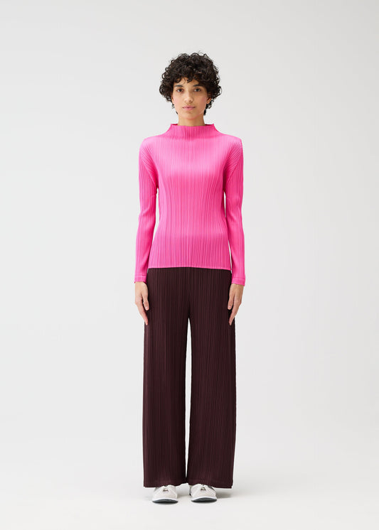A model wears the PLEATS PLEASE ISSEY MIYAKE MONTHLY COLORS JANUARY clothing.
