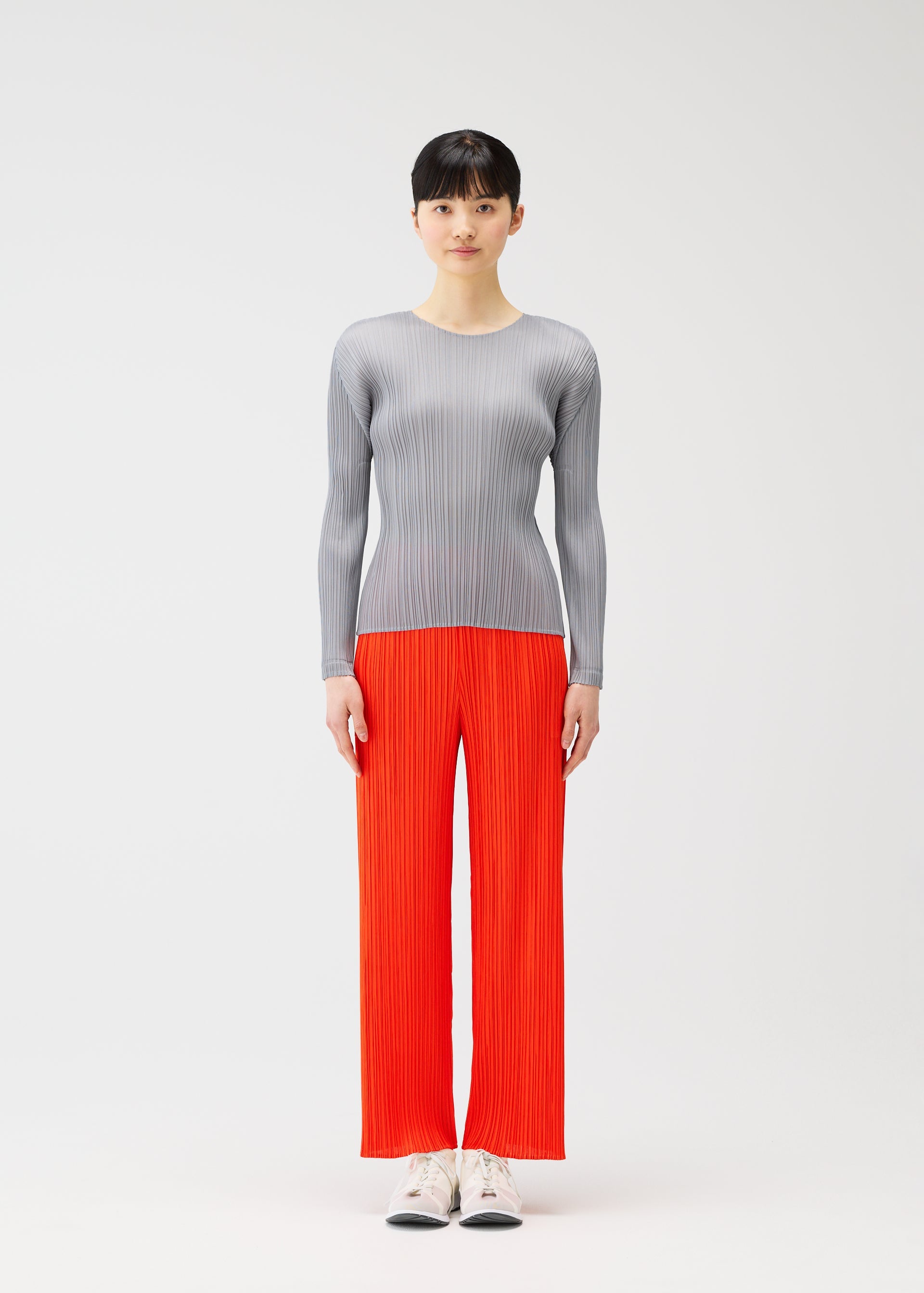 A model wears the PLEATS PLEASE ISSEY MIYAKE MONTHLY COLORS FEBRUARY shirt.