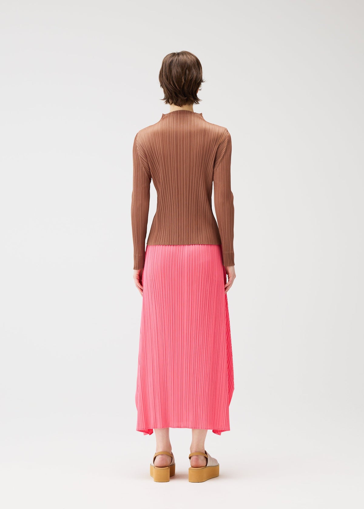 A model wears the PLEATS PLEASE ISSEY MIYAKE MONTHLY COLORS MARCH shirt.