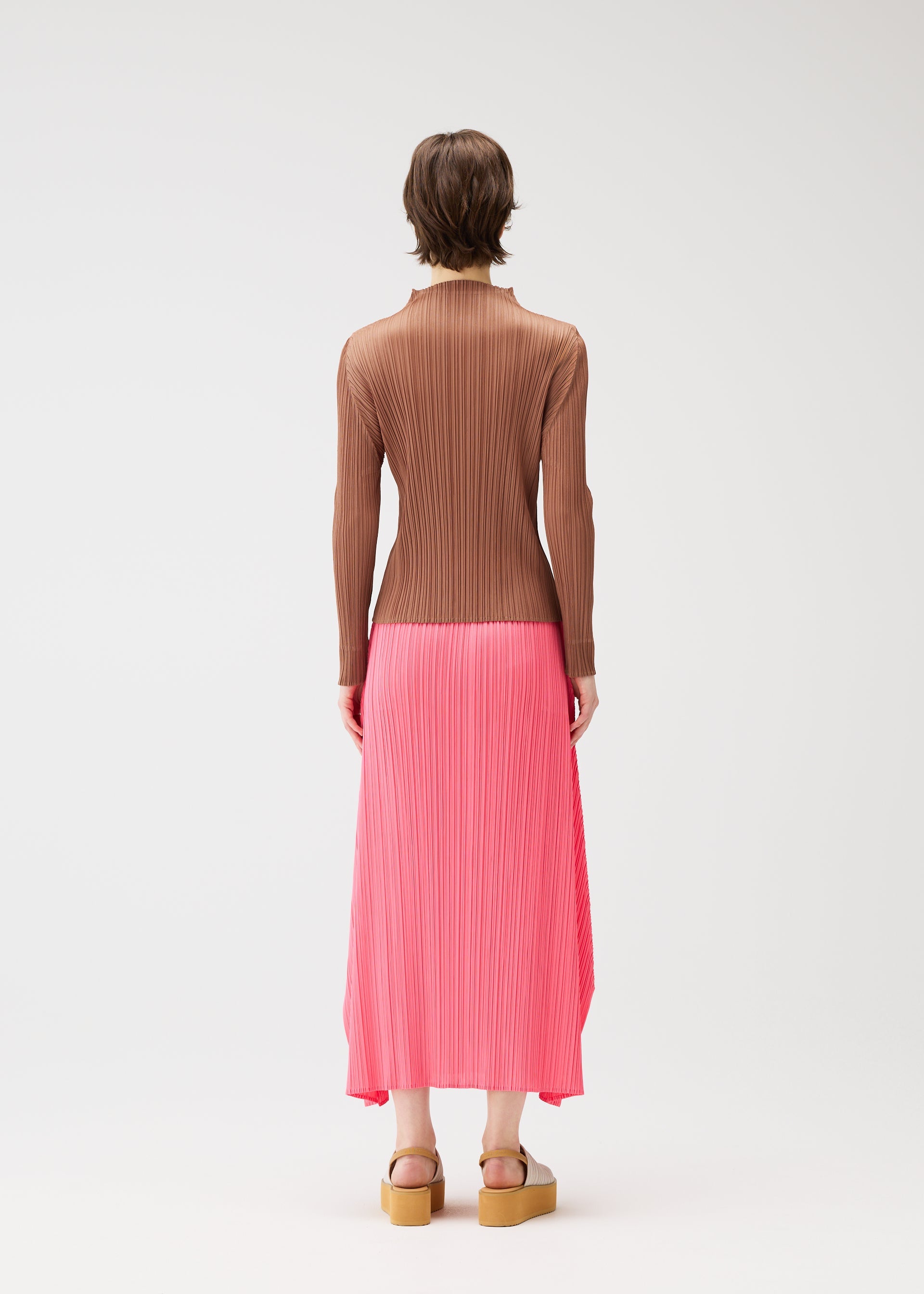 A model wears the PLEATS PLEASE ISSEY MIYAKE MONTHLY COLORS MARCH shirt.