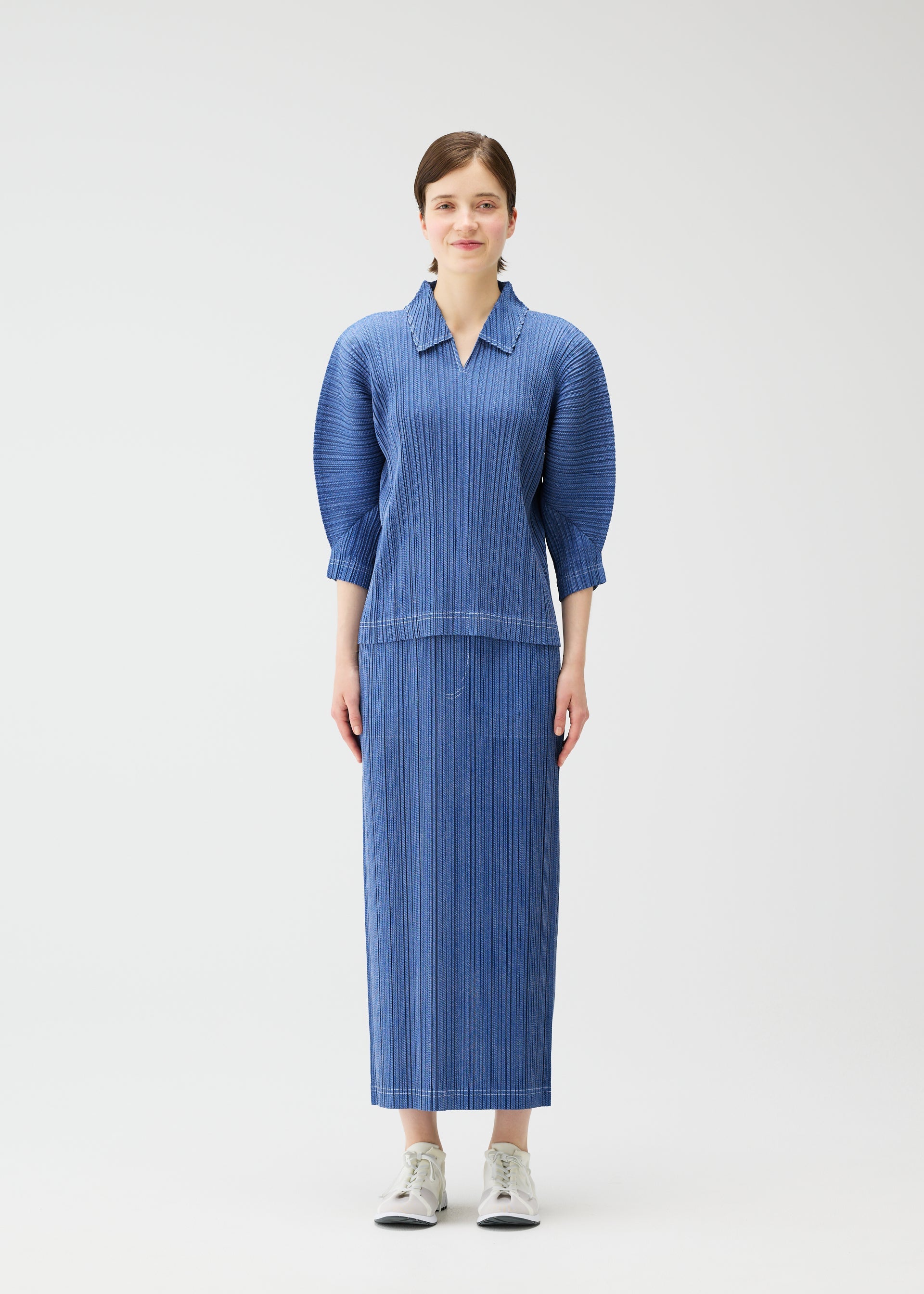COTTON DENIM V-neck Top Blue – The official ISSEY MIYAKE ONLINE