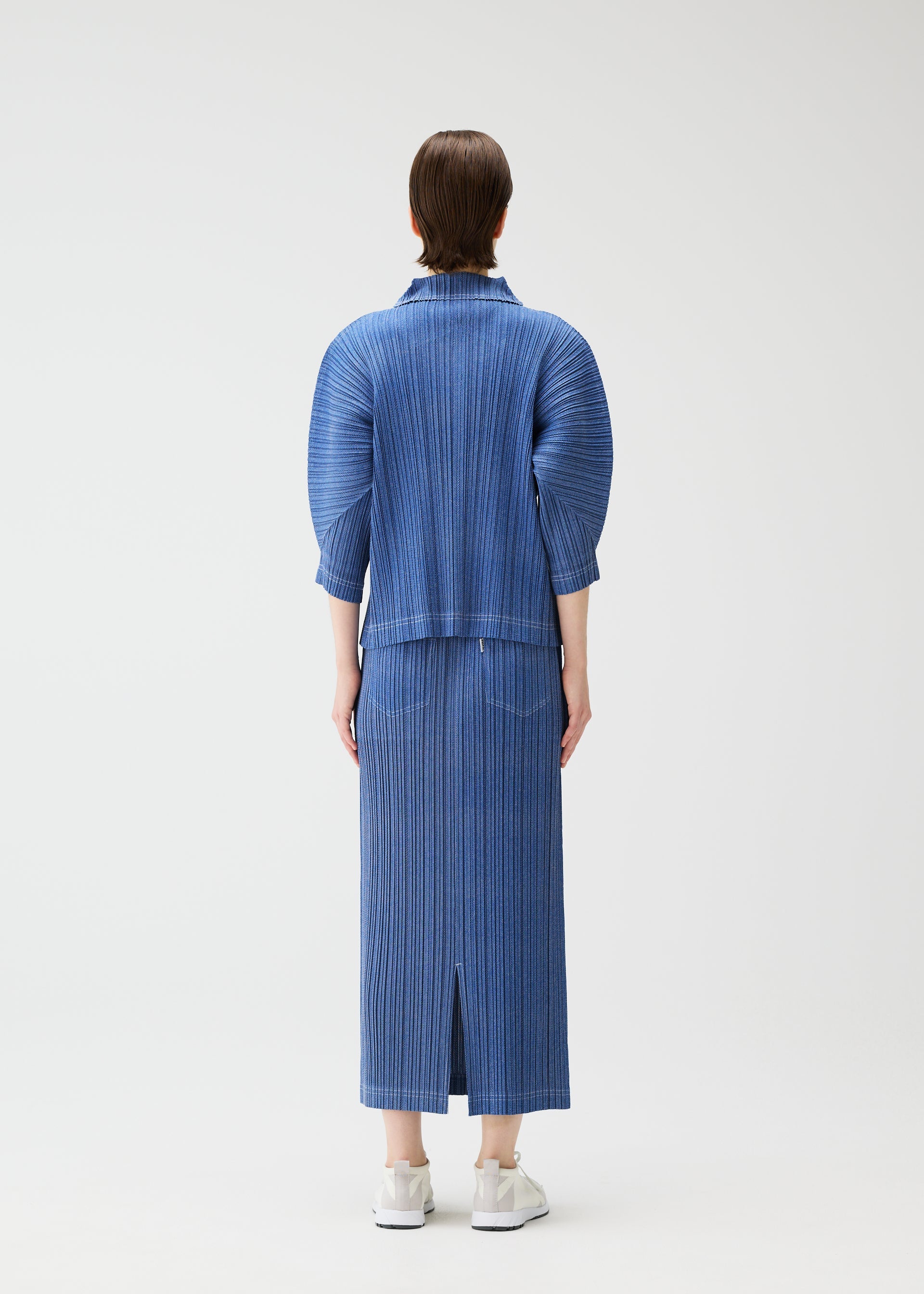 COTTON DENIM V-neck Top Blue – The official ISSEY MIYAKE ONLINE