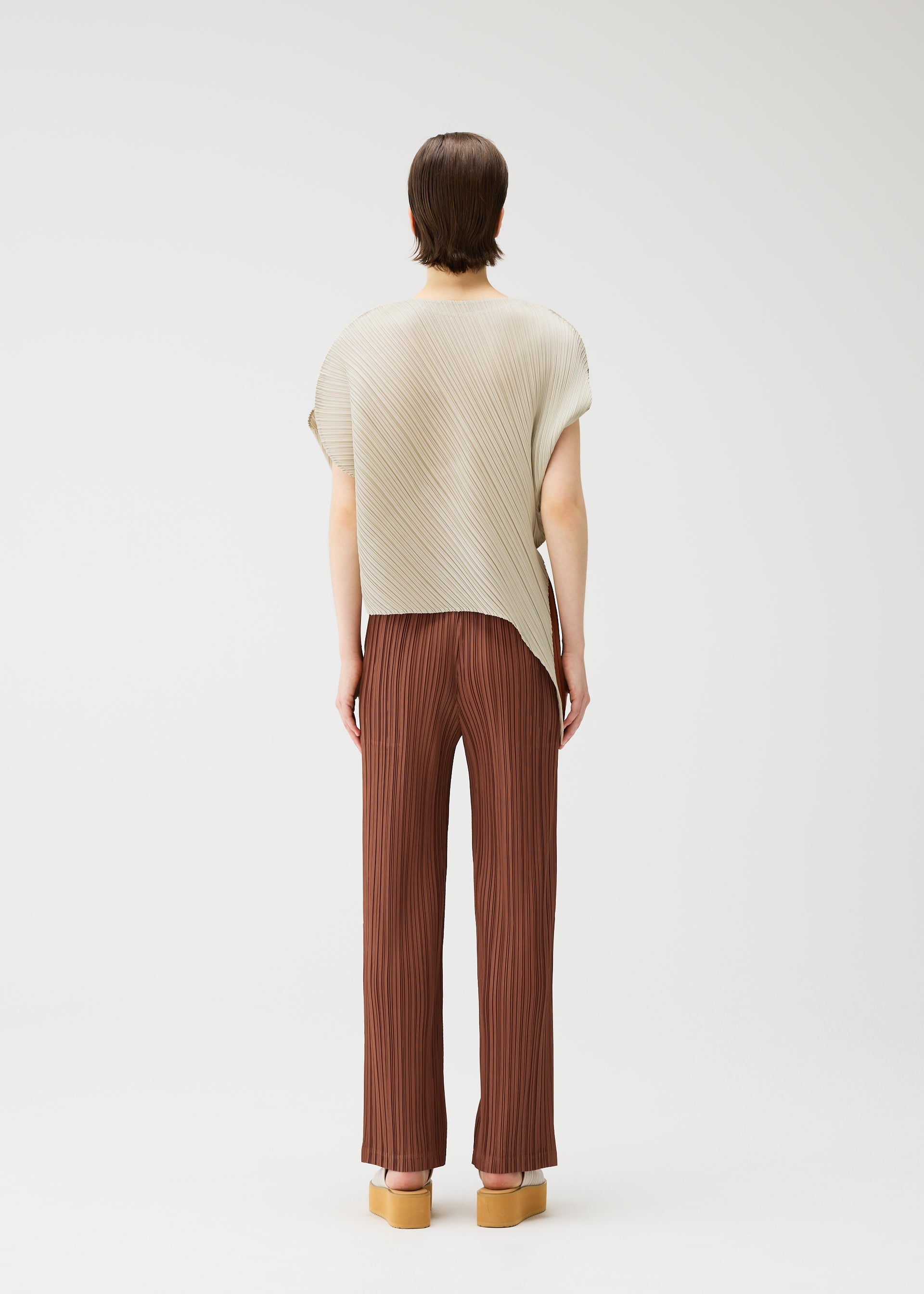 A model wears the PLEATS PLEASE ISSEY MIYAKE LEAF shirt.
